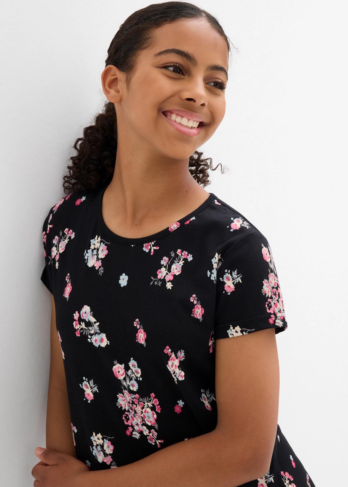 Žerzejové šaty z elastické směsi s organickou bavlnou • černá s květy • bonprix obchod