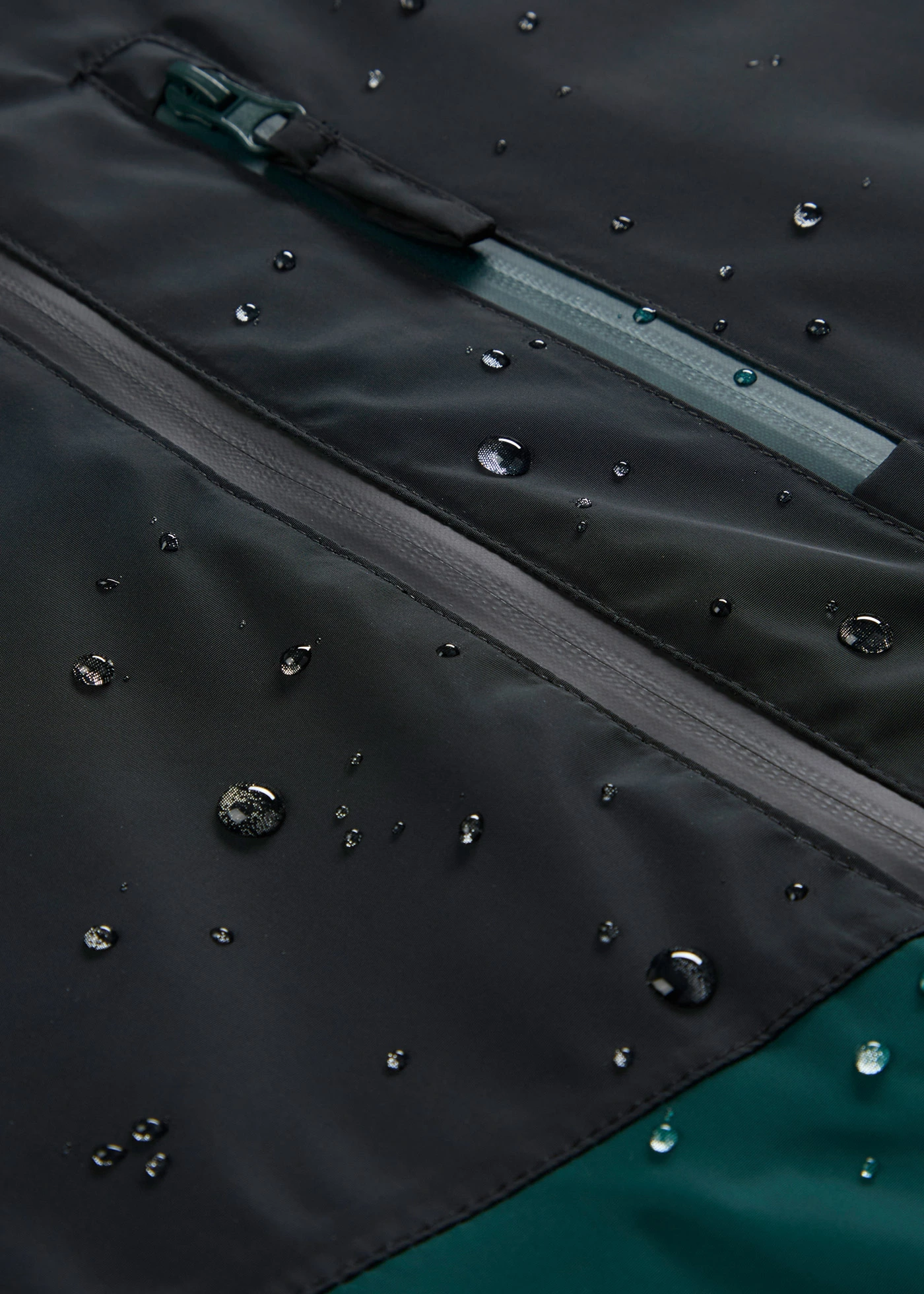 Waterdichte winterjas in colourblocking met capuchon • diepgroen/zwart • bonprix online shop