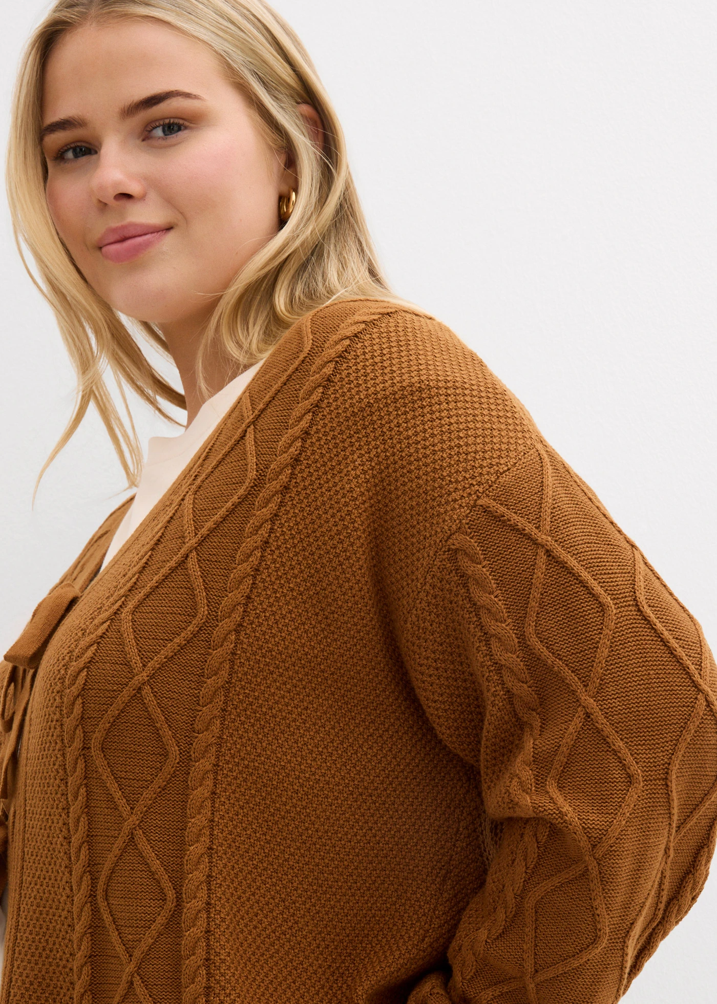 Pletený kabátek s mašličkami • nugátová plus size • bonprix obchod