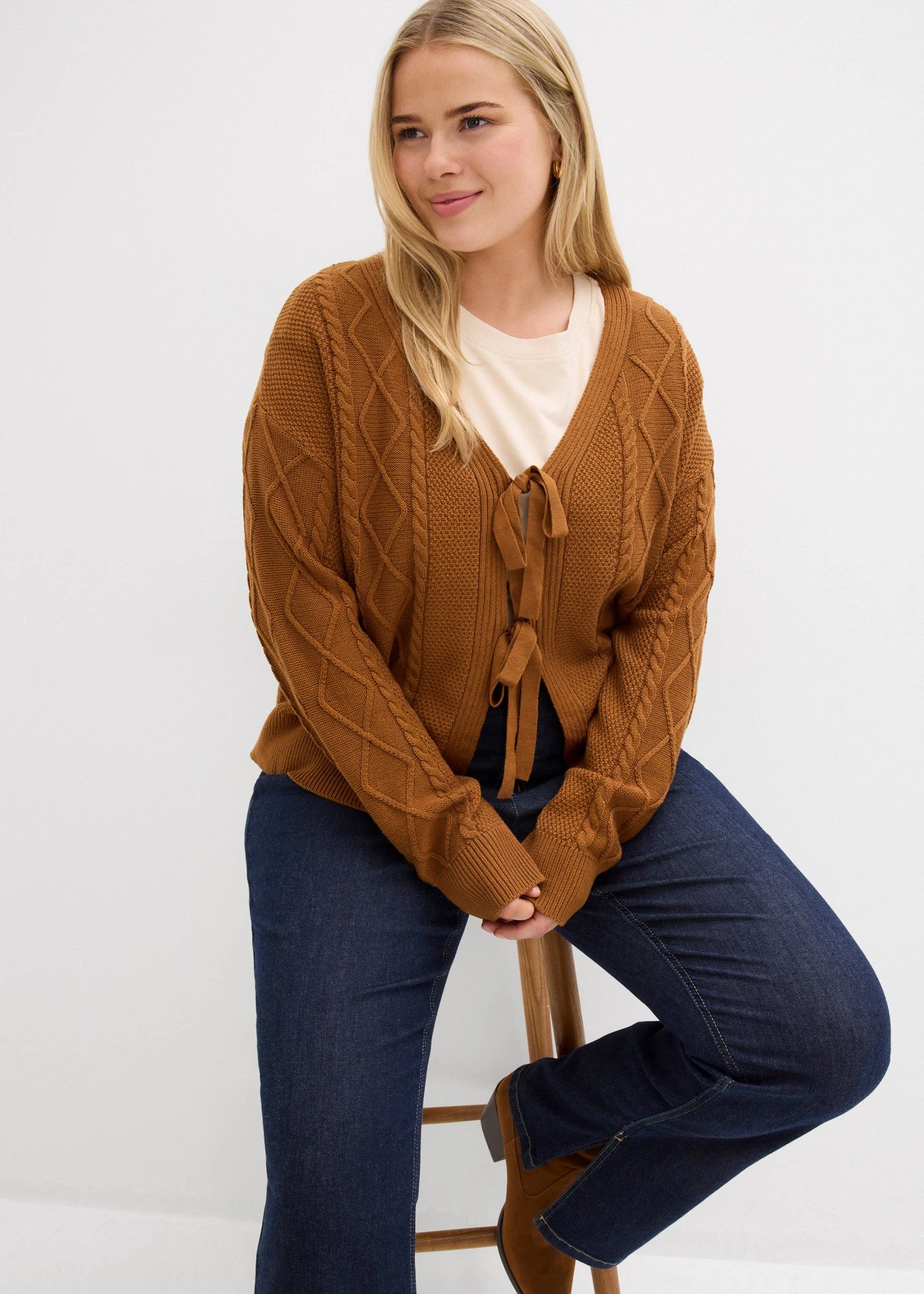 Pletený kabátek s mašličkami • nugátová plus size • bonprix obchod