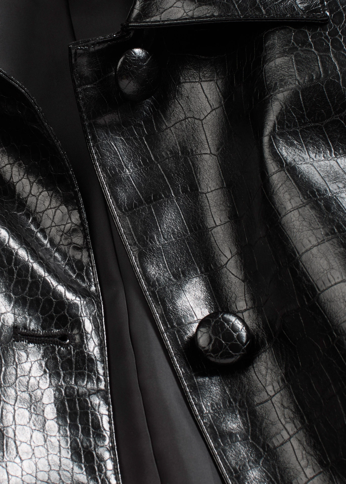 Zkrácená bunda z imitace kůže, s lesklou krokodýlí ražbou • černá • bonprix obchod