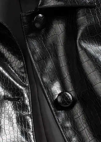 Zkrácená bunda z imitace kůže, s lesklou krokodýlí ražbou • černá • bonprix obchod