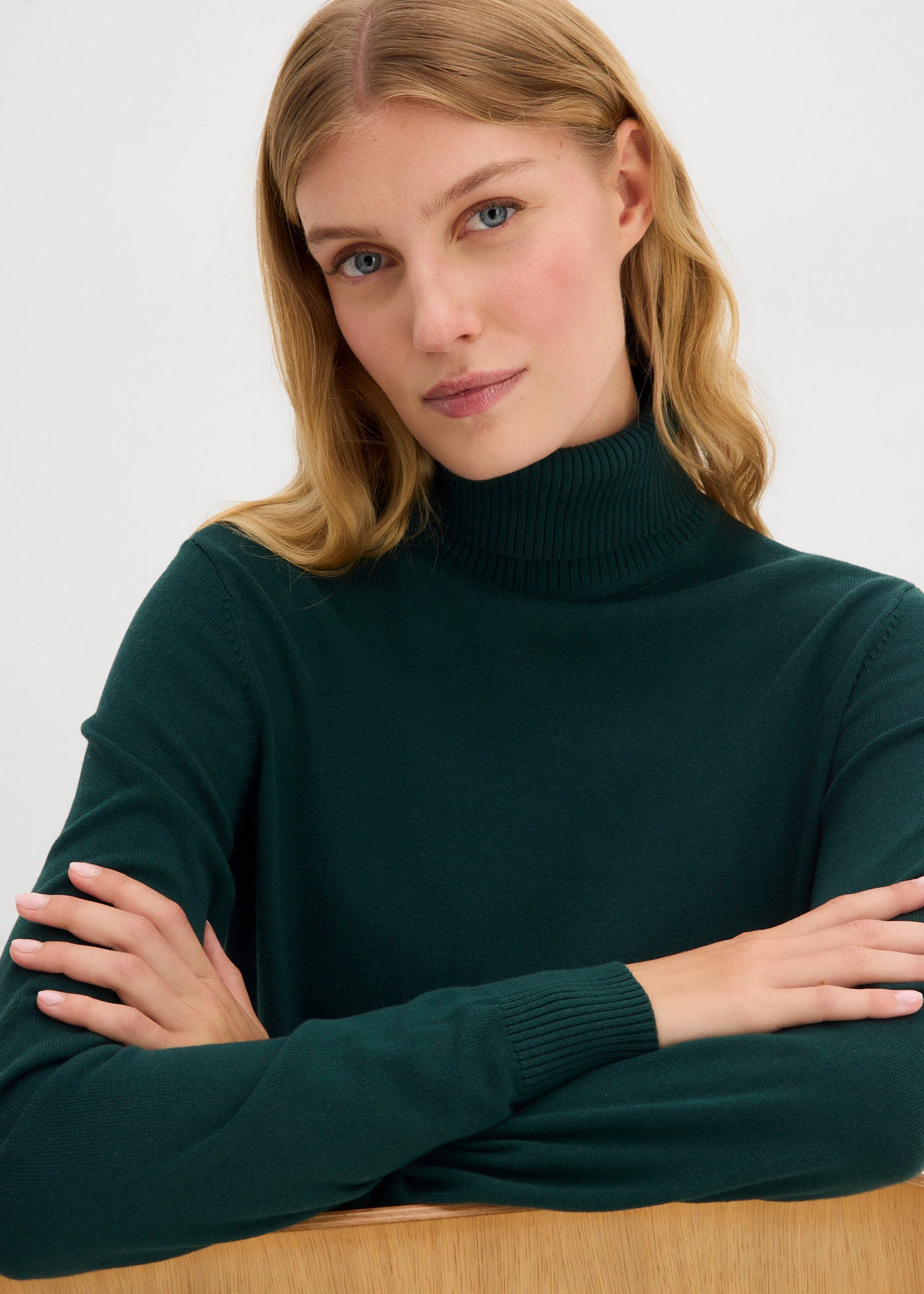 Pulover cu guler rulat • verde profund • magazin bonprix