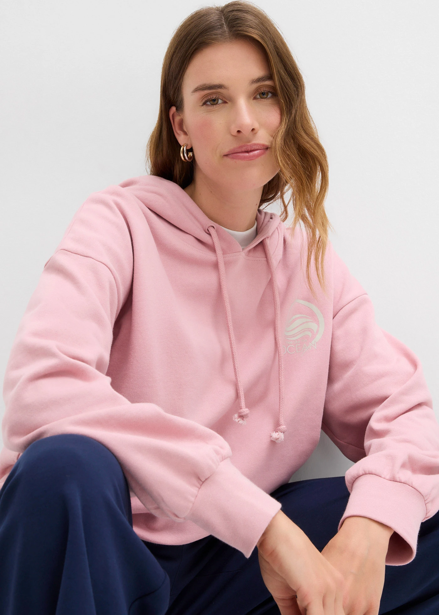 Sweat à capuche 100% coton • rose cendré-écru • Boutique bonprix
