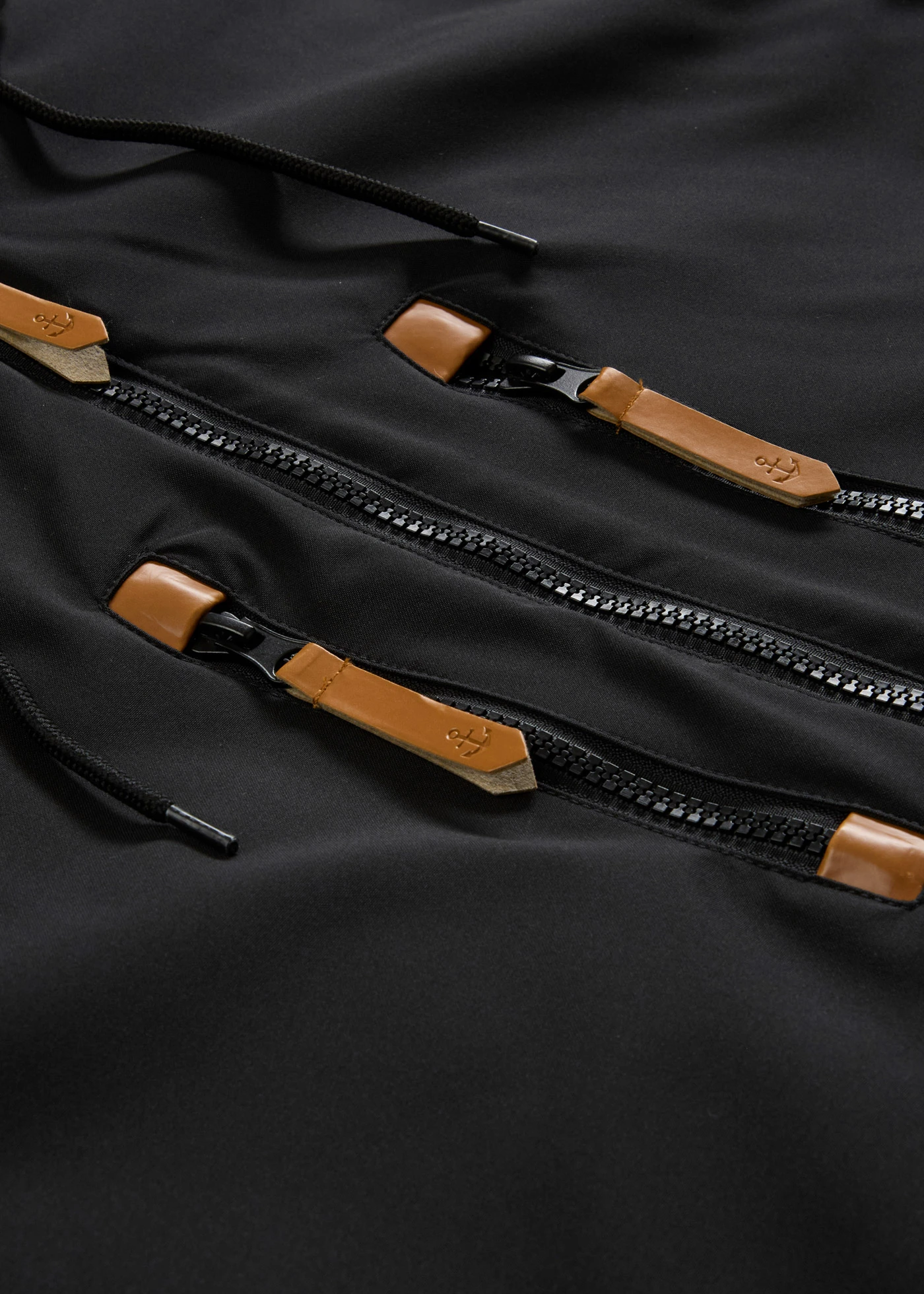 Parka d’hiver à capuche et détails enduits • noir • Boutique bonprix