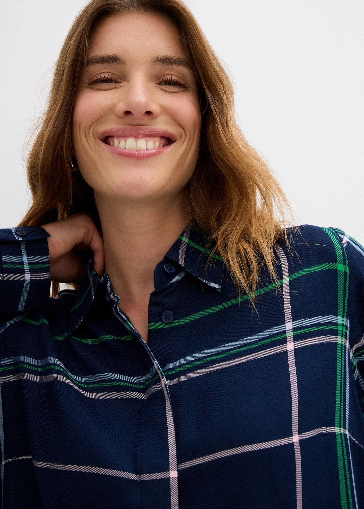 Dlouhá halenka ze splývavé viskózy • tmavě modrá kostka • bonprix obchod