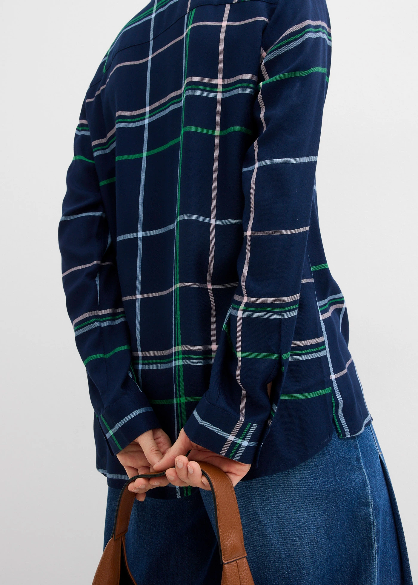 Dlouhá halenka ze splývavé viskózy • tmavě modrá kostka • bonprix obchod