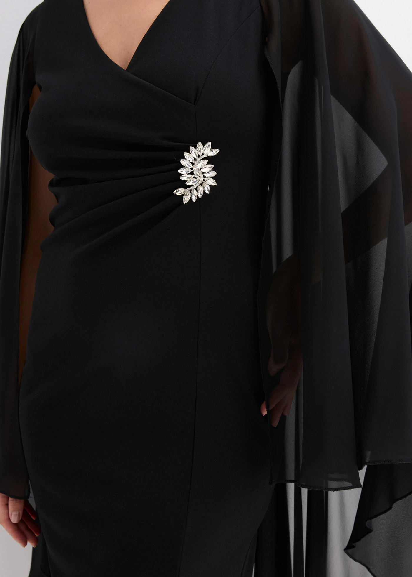 Mini šaty s přehozem, z jemného šifonu • černá • bonprix obchod