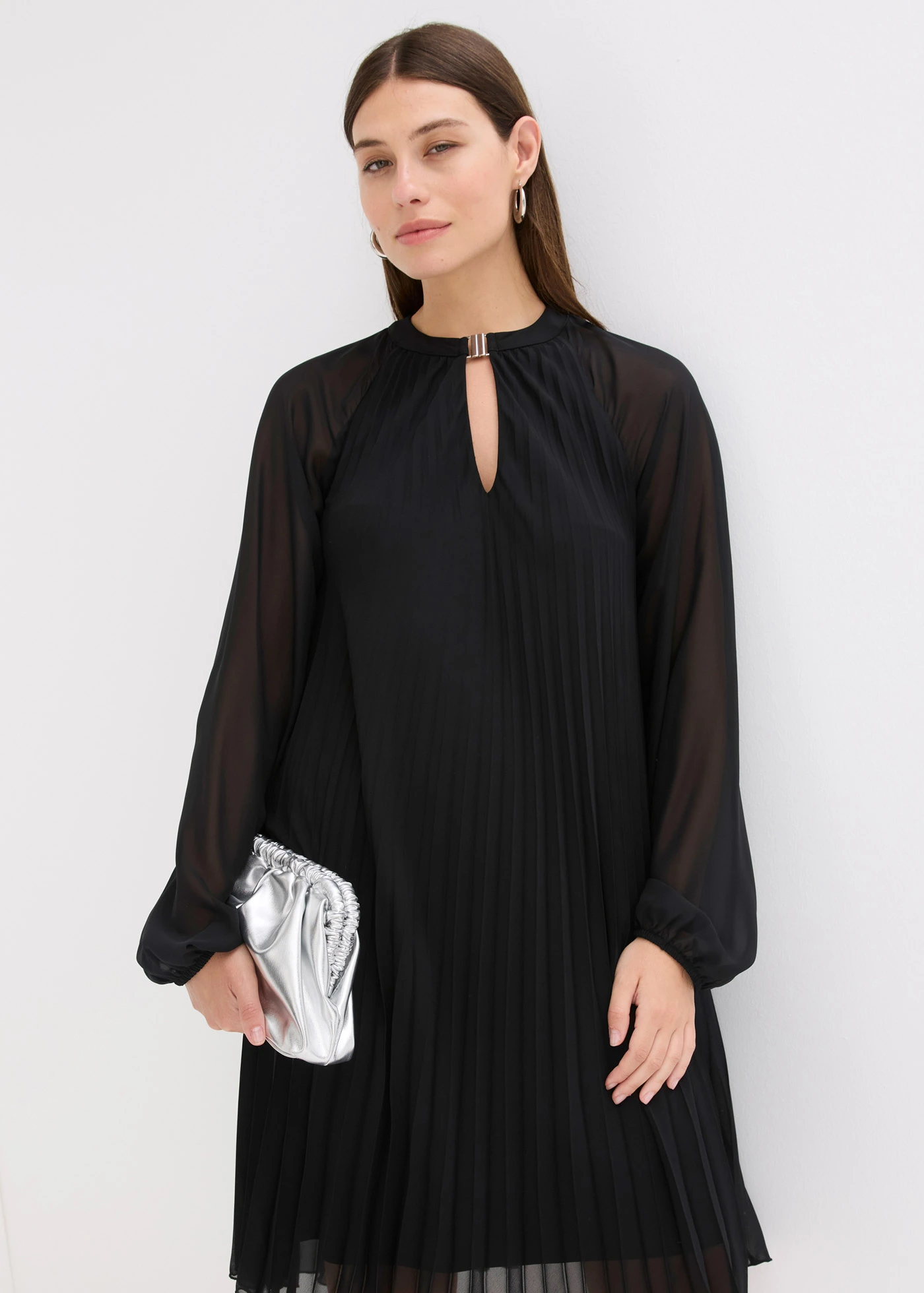Rochie mini din șifon fin, plisat • negru • magazin bonprix