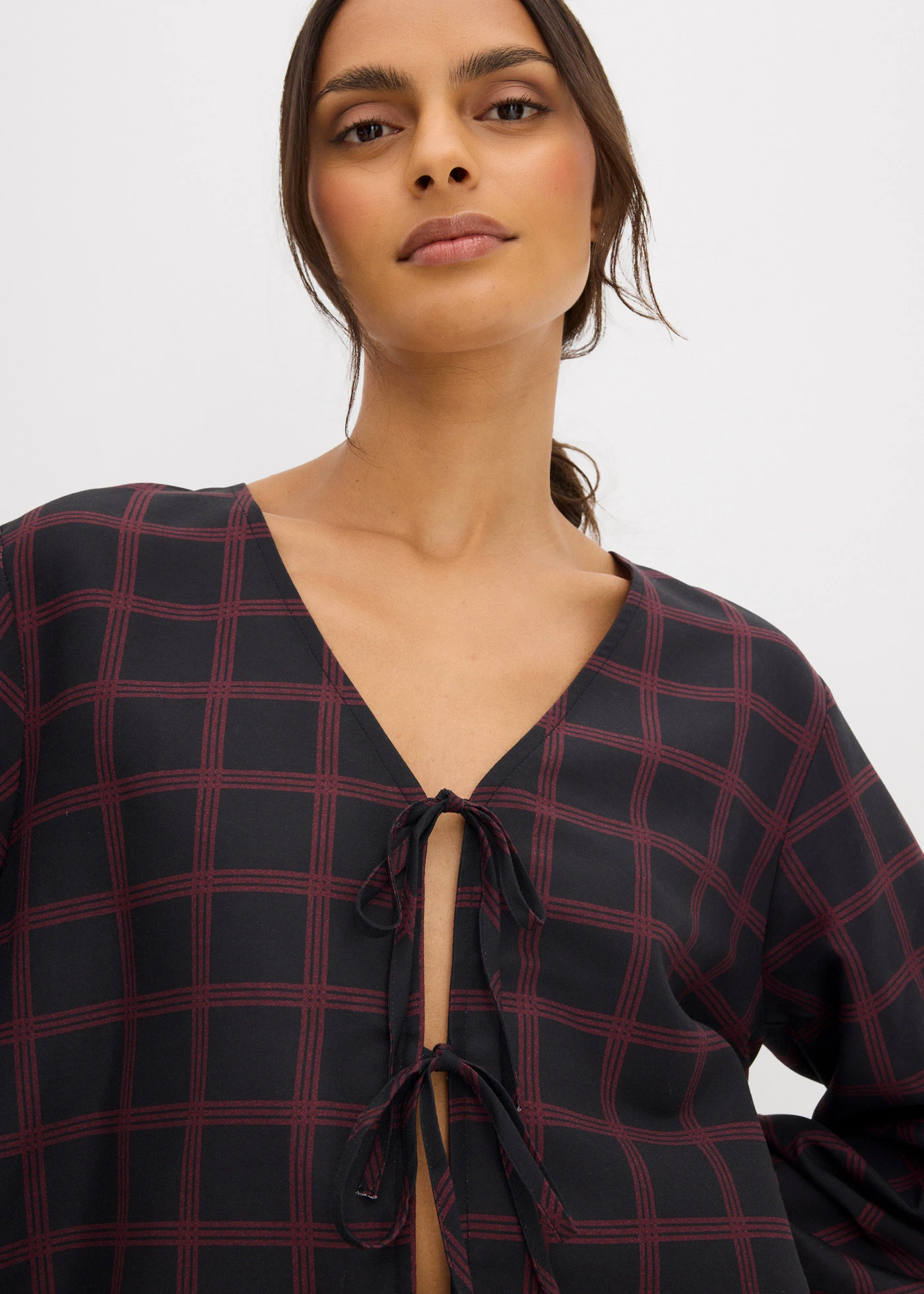 Wijde blouse van zachte viscose • zwart-esdoornrood geruit • bonprix online shop