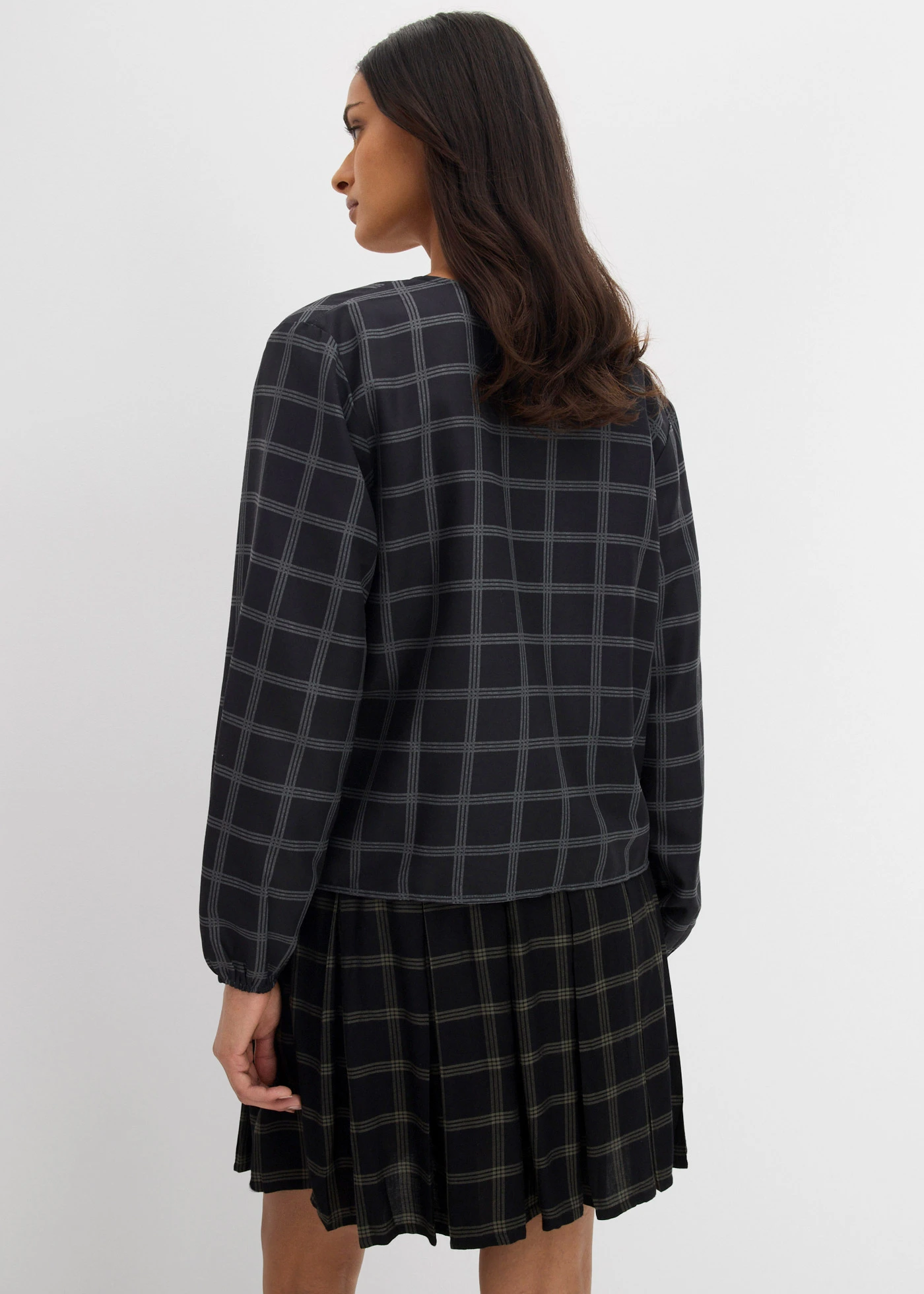 Wijde blouse van zachte viscose • zwart-kleigroen geruit • bonprix online shop