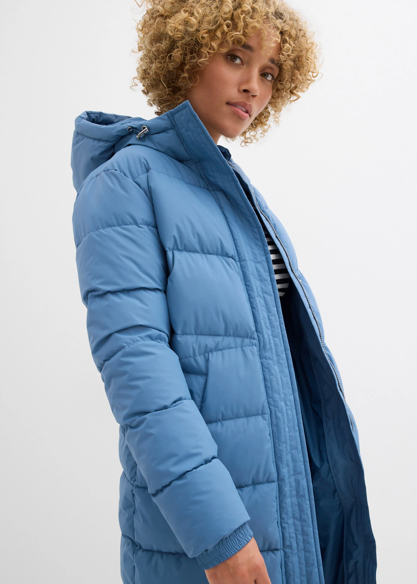 Hosszú steppelt kabát kapucnival • hullámkék • bonprix áruház