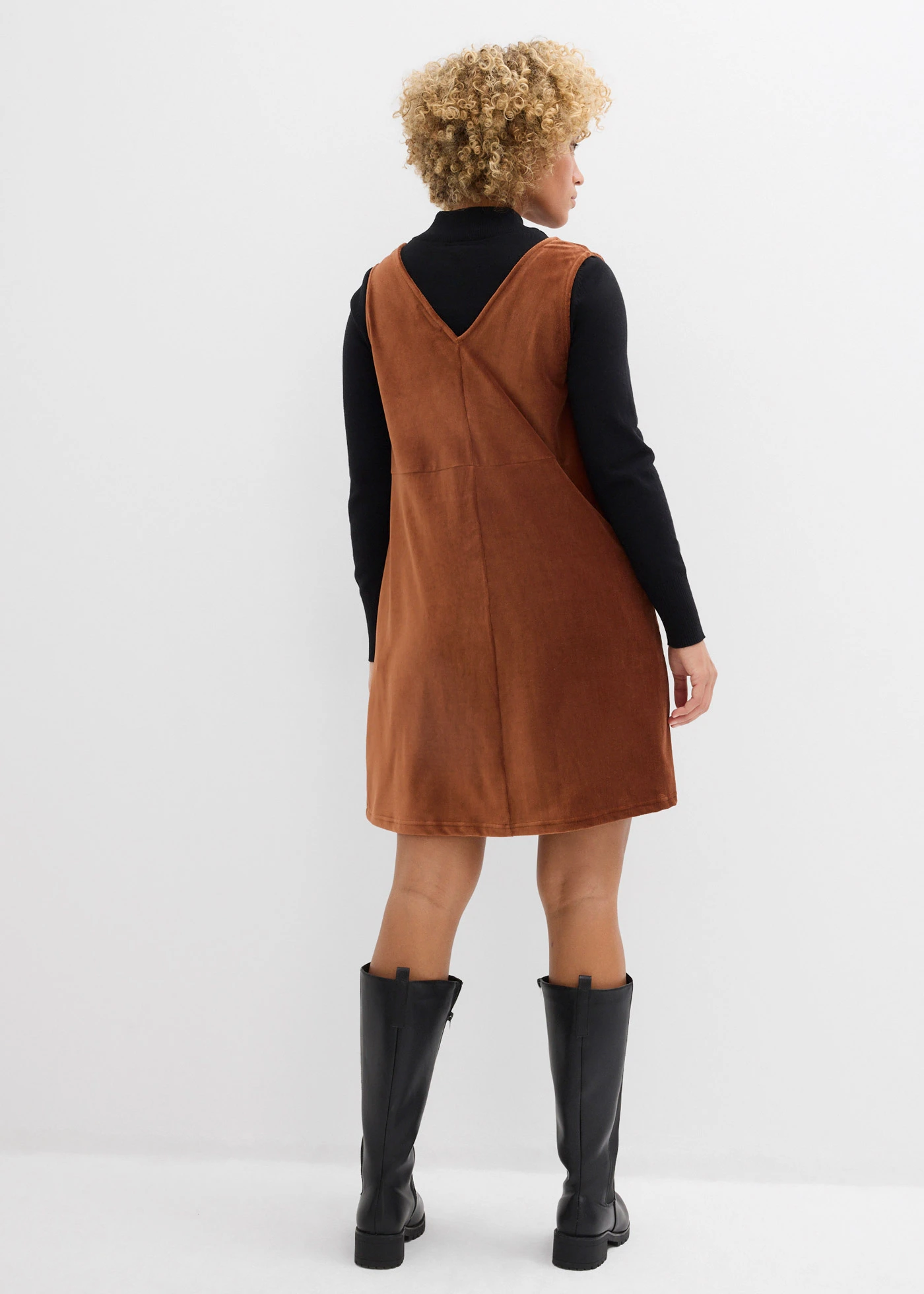 Robe salopette en jersey velours côtelé, longueur genou • brique • Boutique bonprix