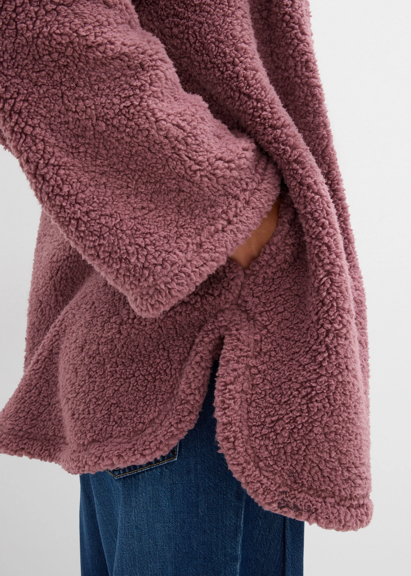 Jachetă din teddy-fleece cu croială A, cu șlițuri laterale • violet mat • magazin bonprix