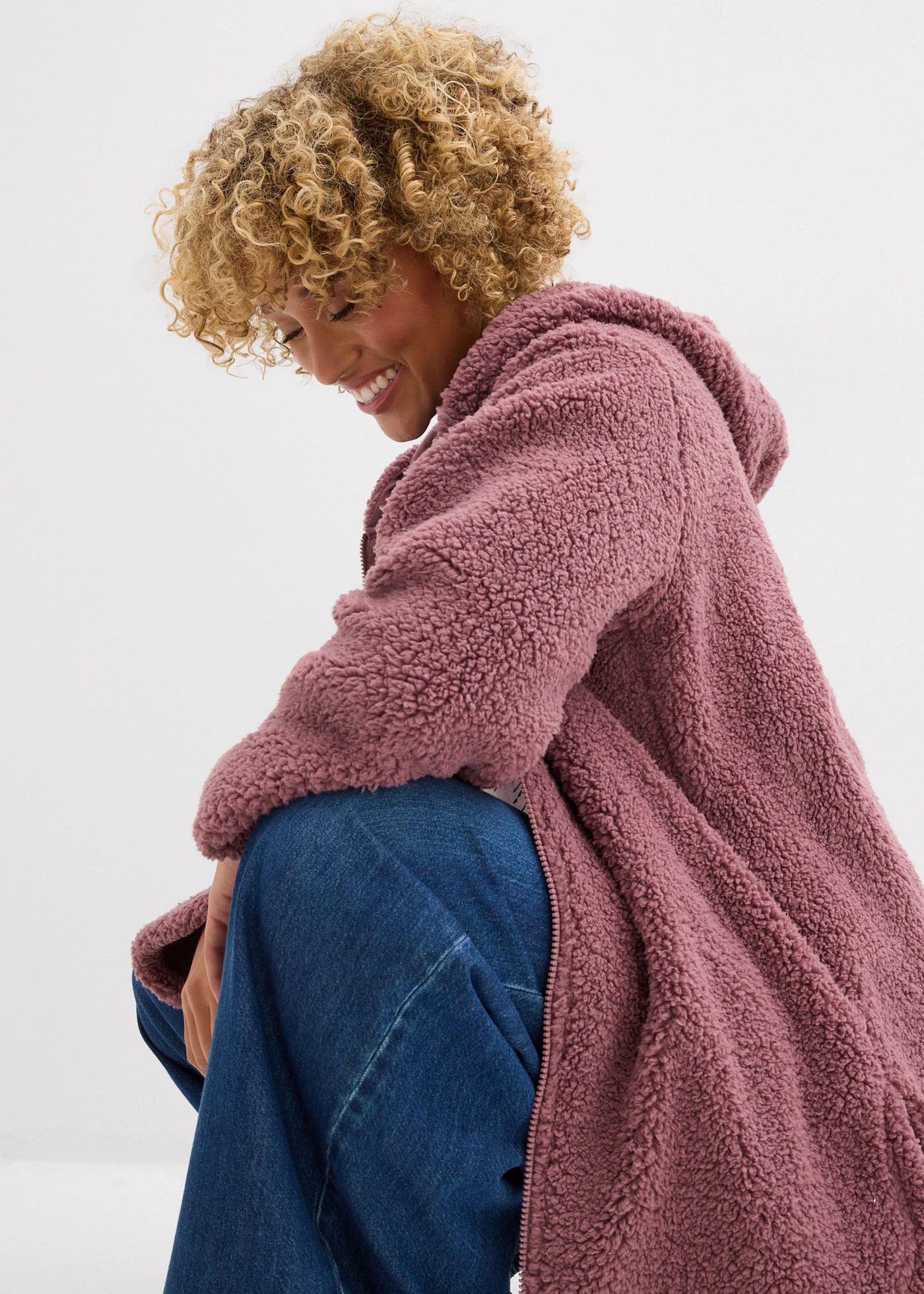 Jachetă din teddy-fleece cu croială A, cu șlițuri laterale • violet mat • magazin bonprix