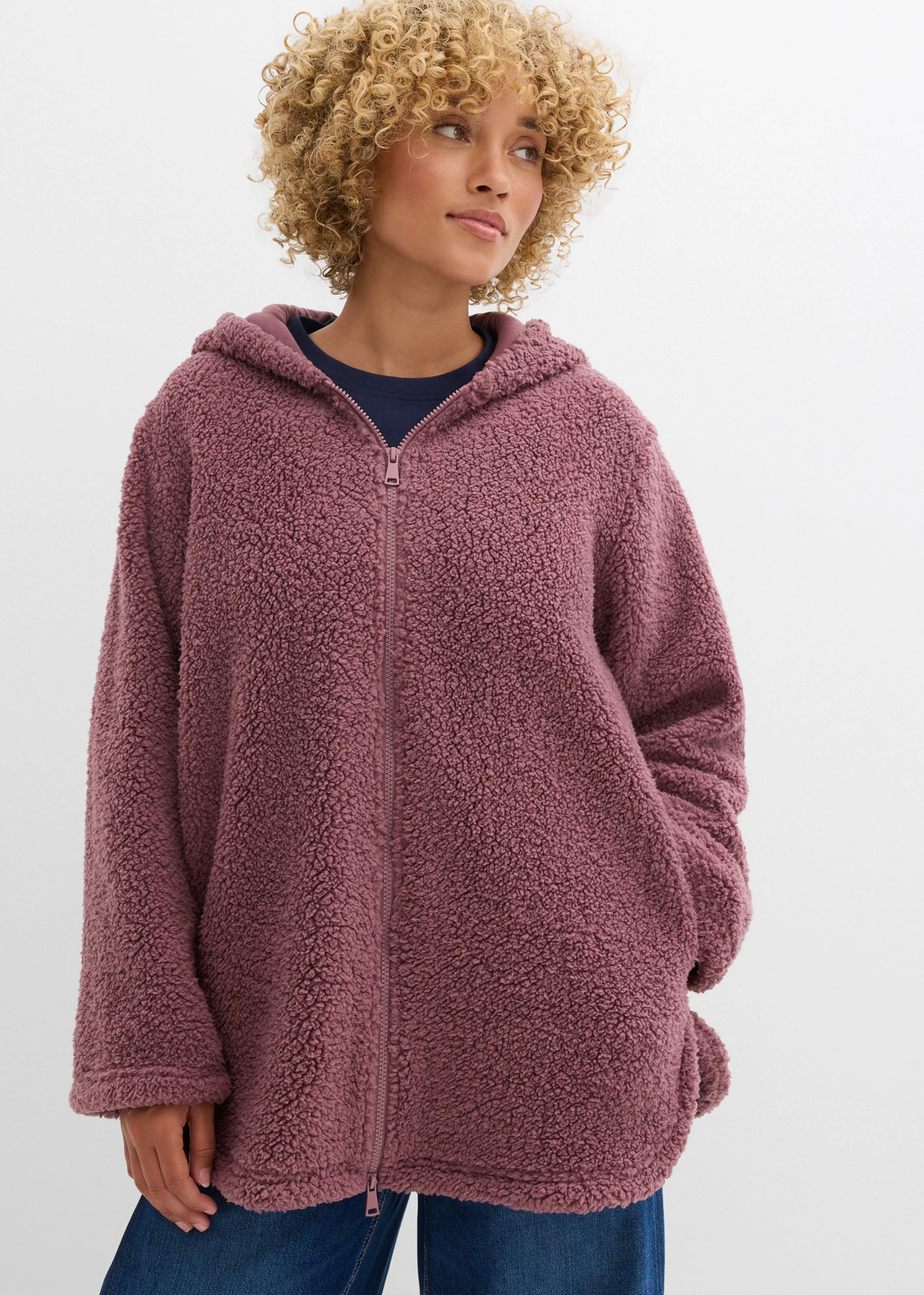 Jachetă din teddy-fleece cu croială A, cu șlițuri laterale • violet mat • magazin bonprix