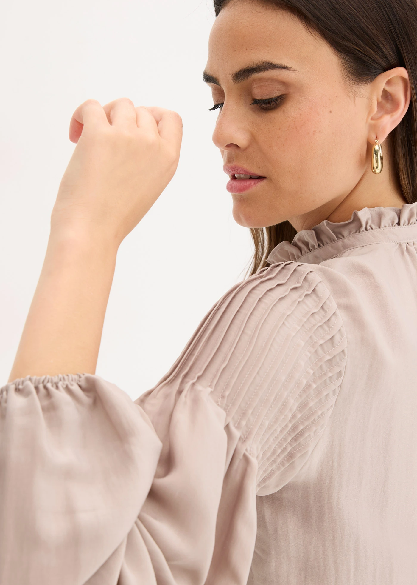 Tuniková halenka z lesklého saténu, se sámky • béžovošedá • bonprix obchod