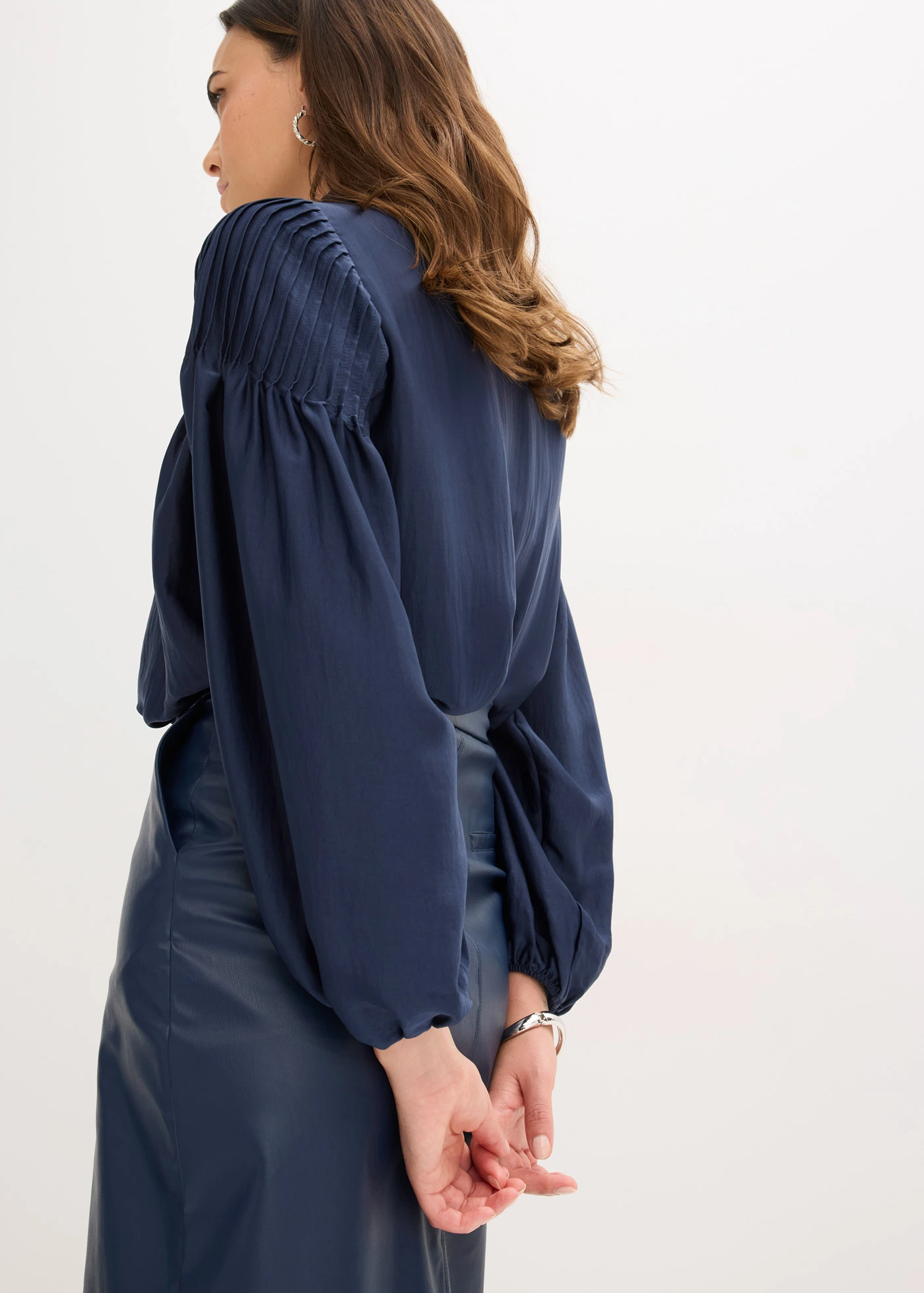 Tuniková halenka z lesklého saténu, se sámky • tmavě modrá • bonprix obchod