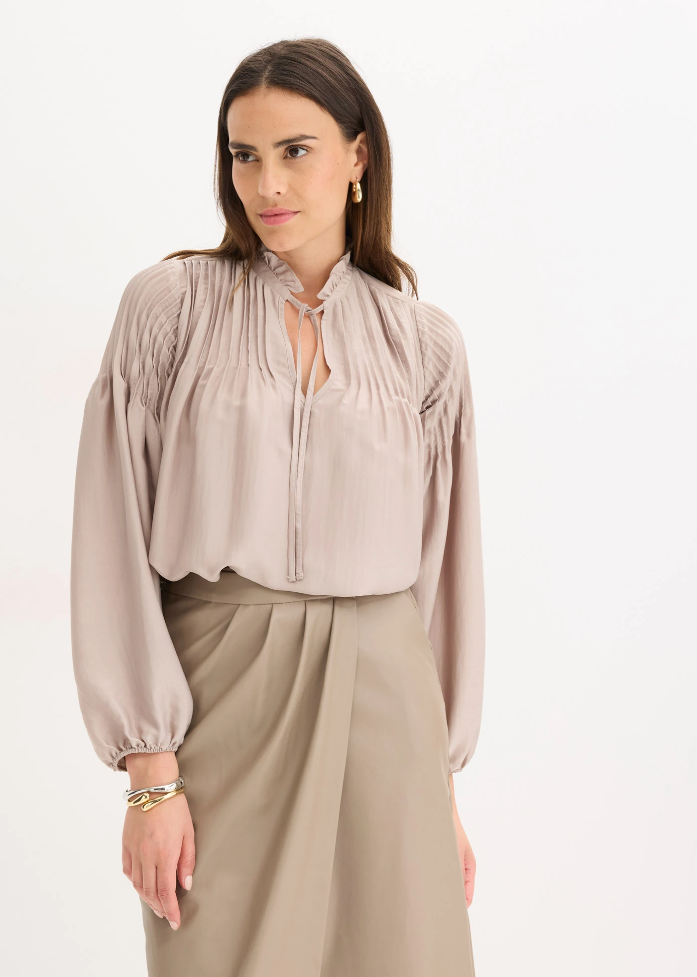 Tuniková halenka z lesklého saténu, se sámky • béžovošedá • bonprix obchod