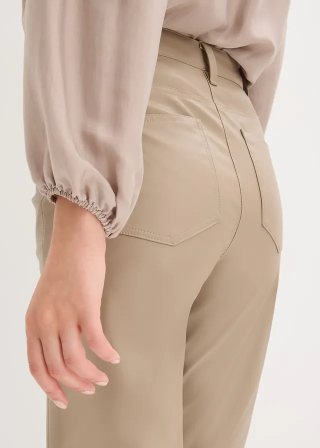 Imitatieleren broek met biezen, straight leg • taupe • product-page.page-title-suffix