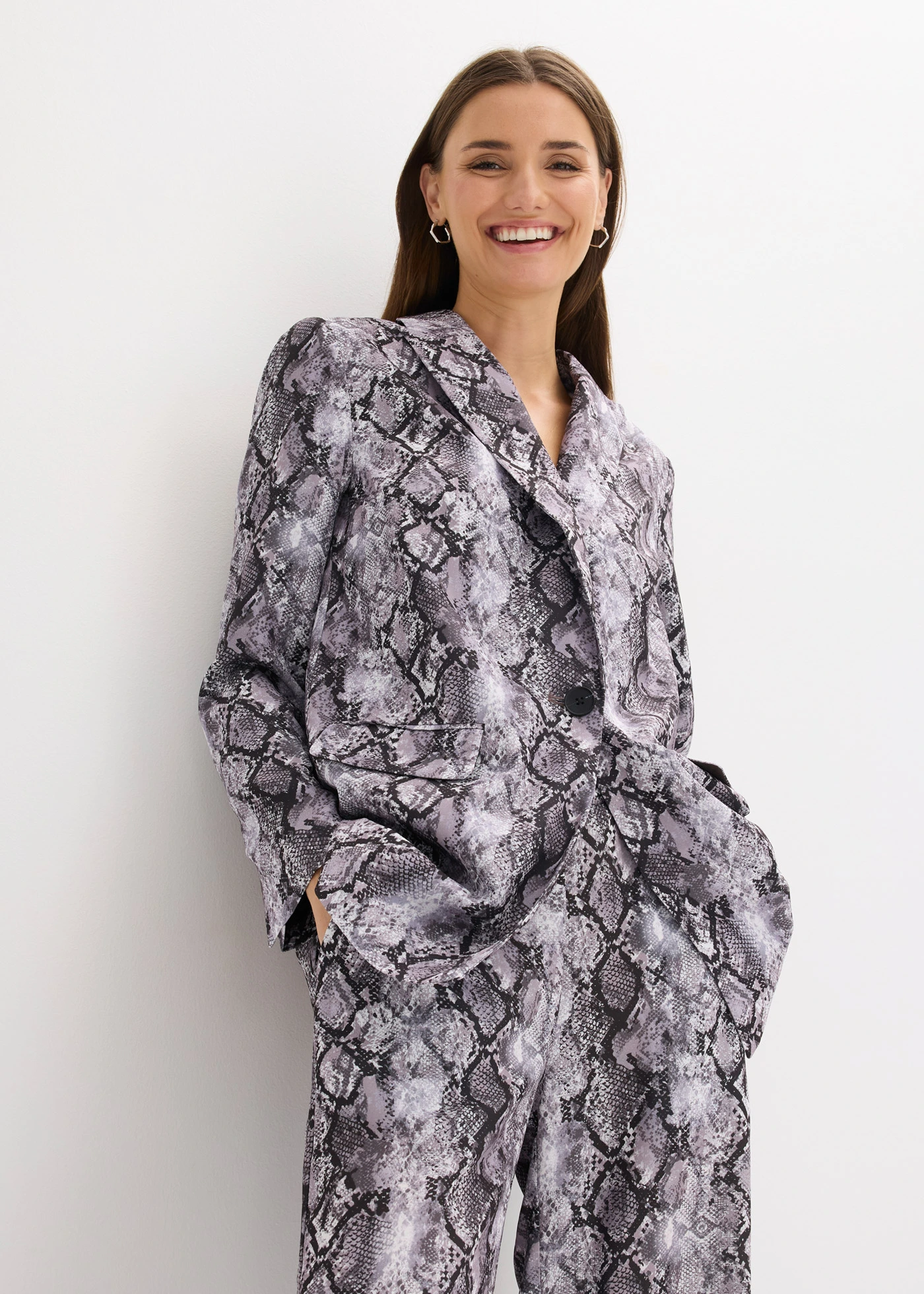 Dlouhý blejzr • šedohnědá s hadím potiskem • bonprix obchod