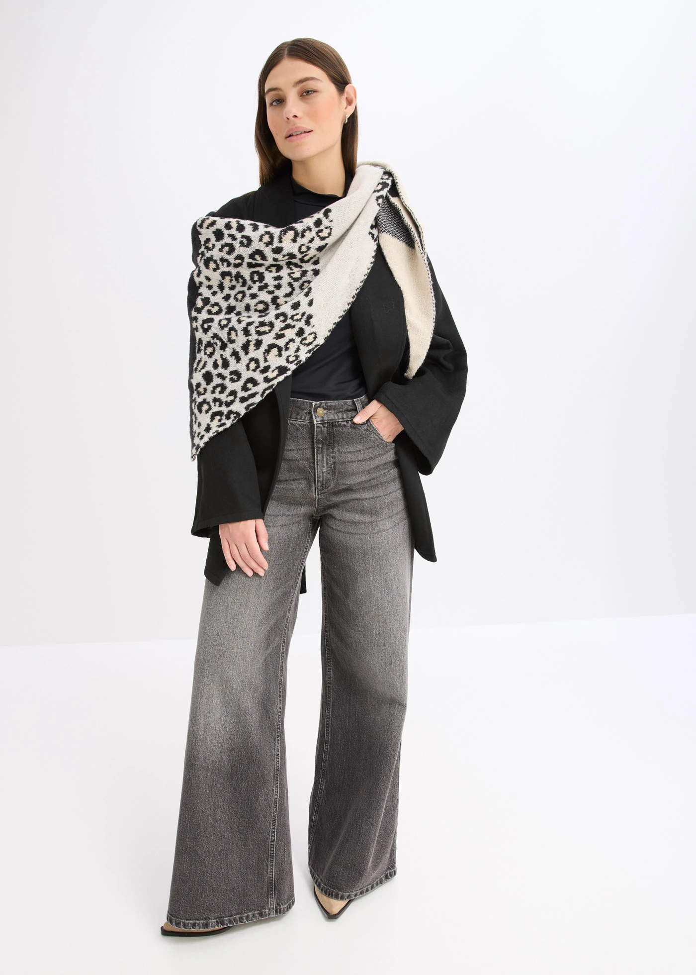 Trojúhelníkový šátek • hnědo-černá s leopardím potiskem • bonprix obchod