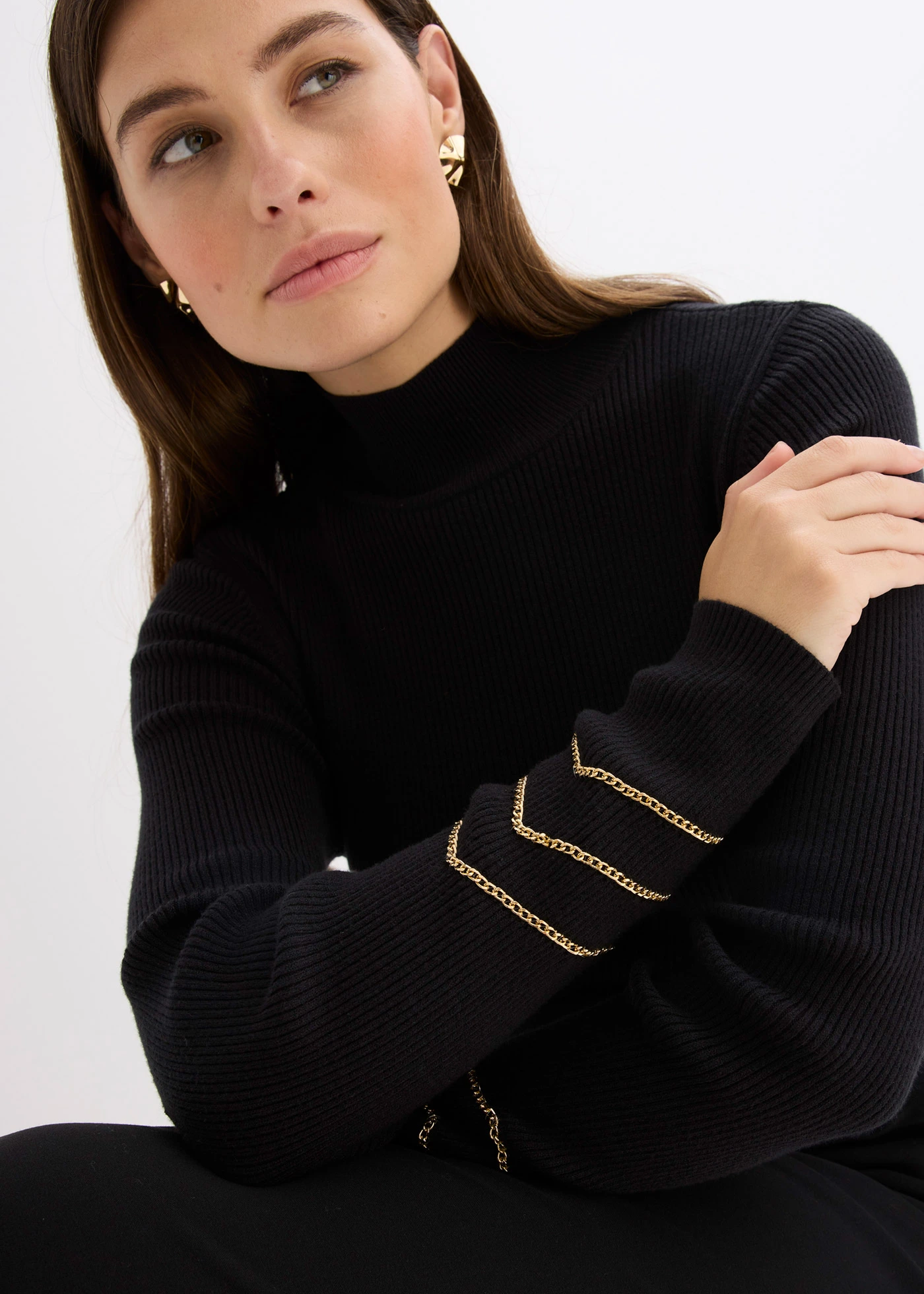 Pulover din tricot fin cu șiraguri aurii • negru • magazin bonprix