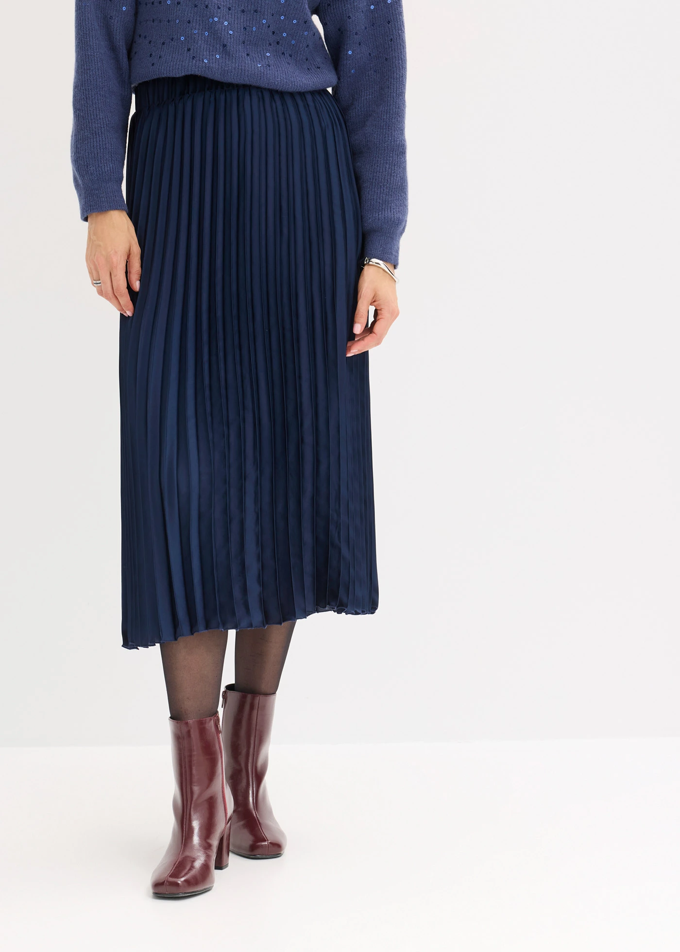 Fustă plisată din satin fin • bleumarin • magazin bonprix