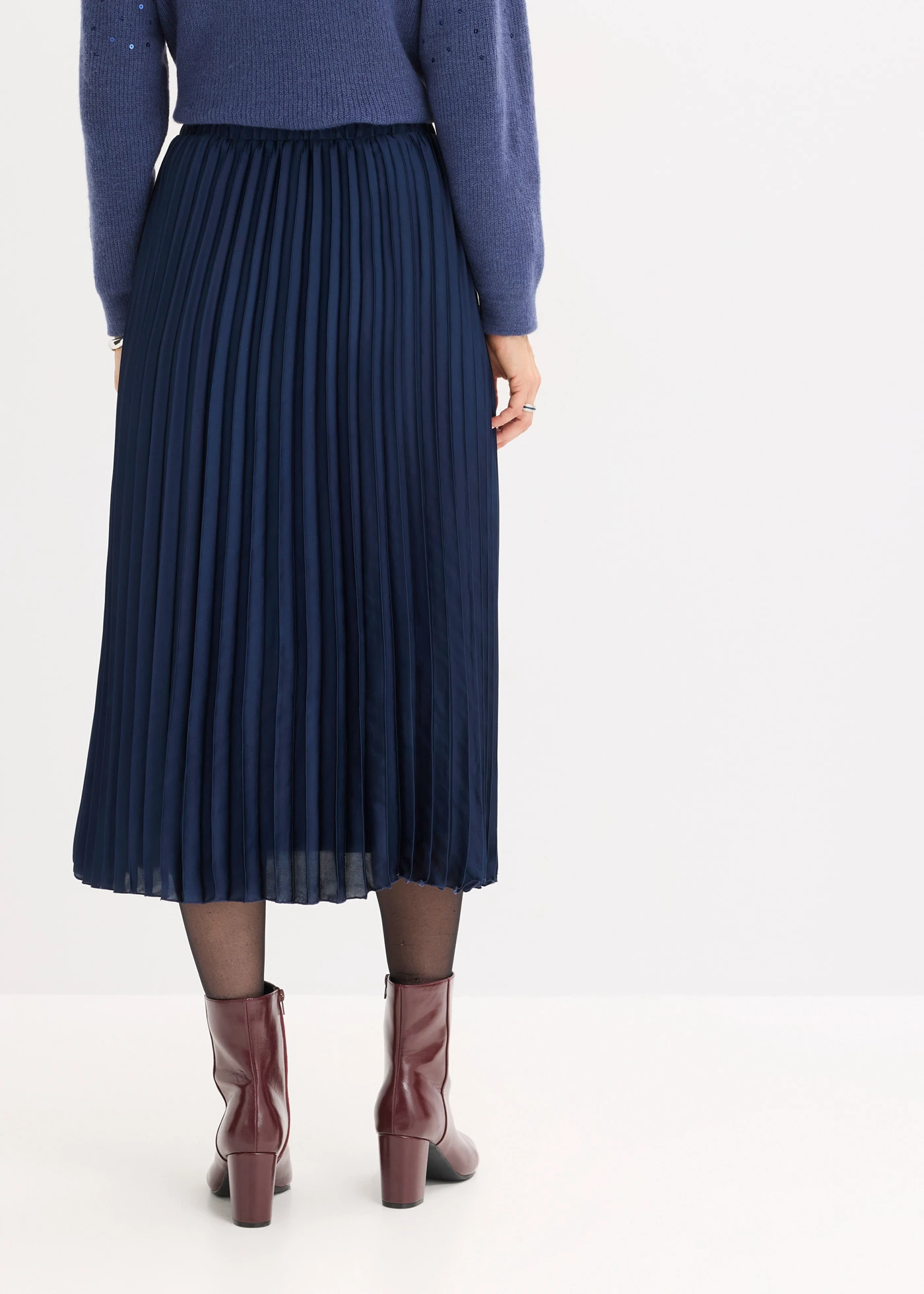 Fustă plisată din satin fin • bleumarin • magazin bonprix