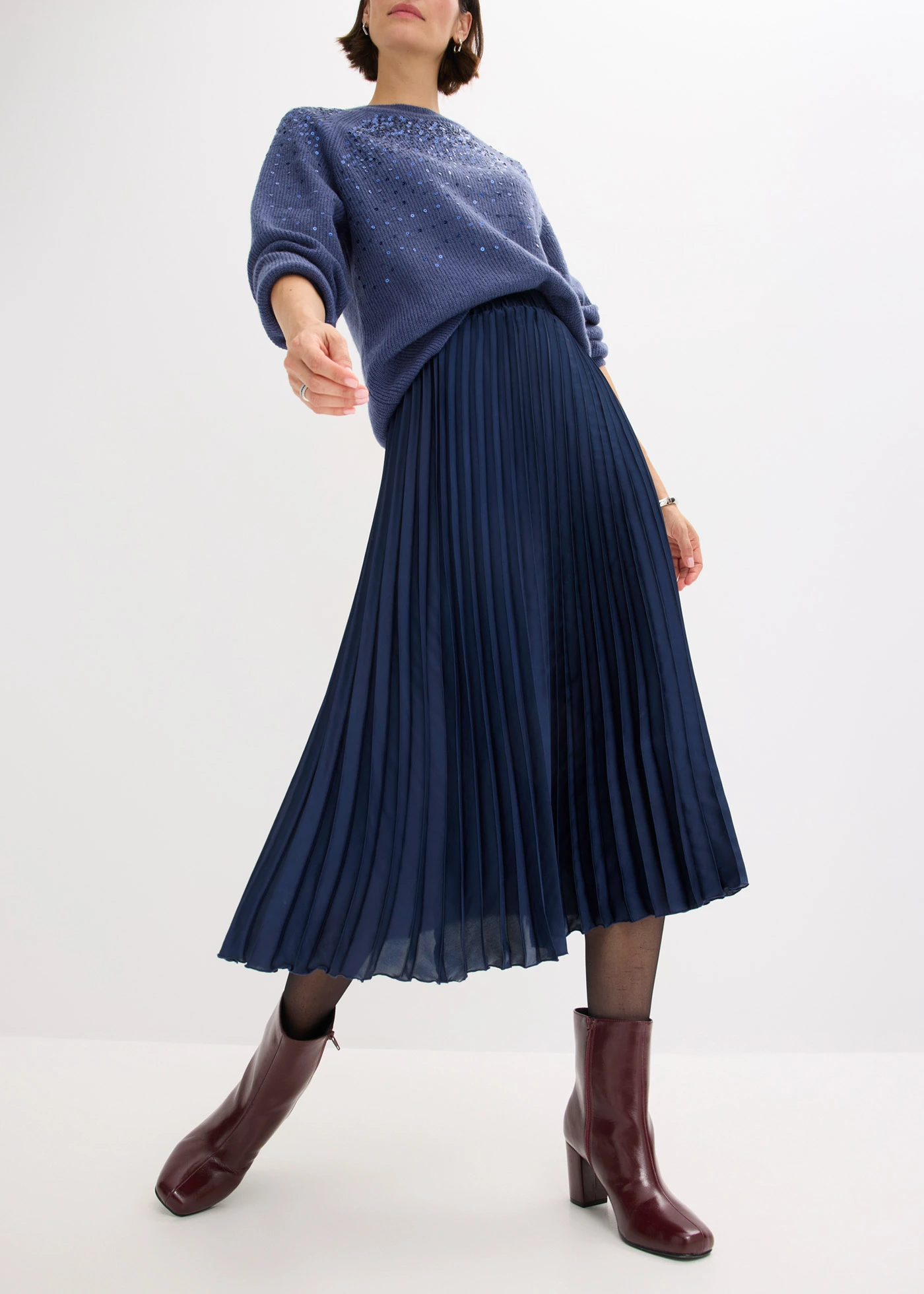 Fustă plisată din satin fin • bleumarin • magazin bonprix