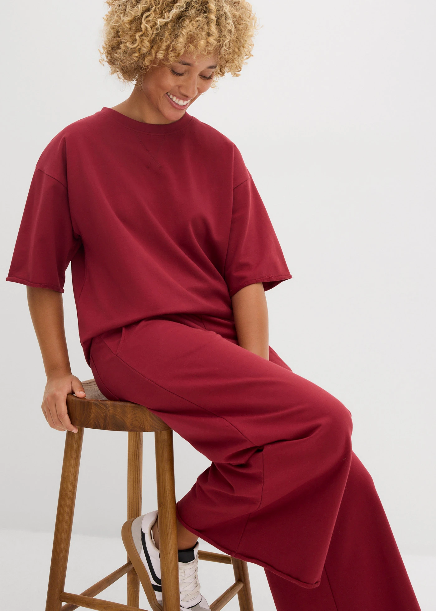 Lange wijde sweater met zijsplitten • pruimrood • bonprix online shop