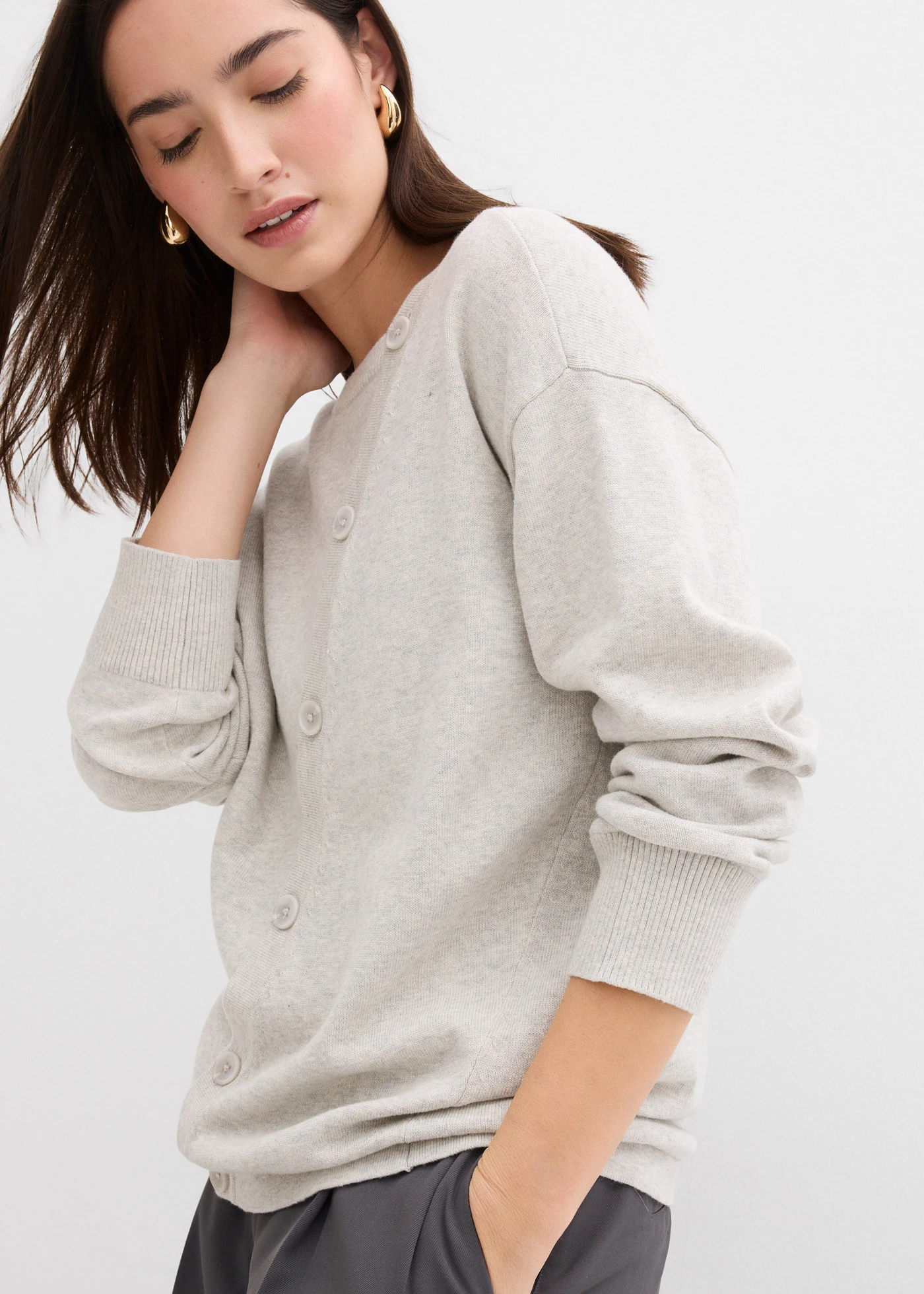 Svetr z jemné pleteniny, s asymetrickou knoflíkovou lištou • šedobéžová melír • bonprix obchod