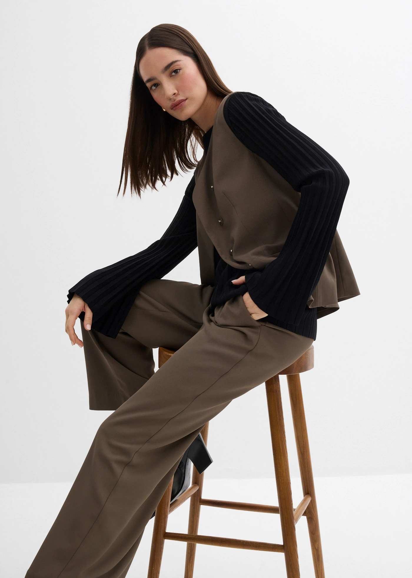 Pull plissé en fine maille en viscose mélangée • noir • Boutique bonprix