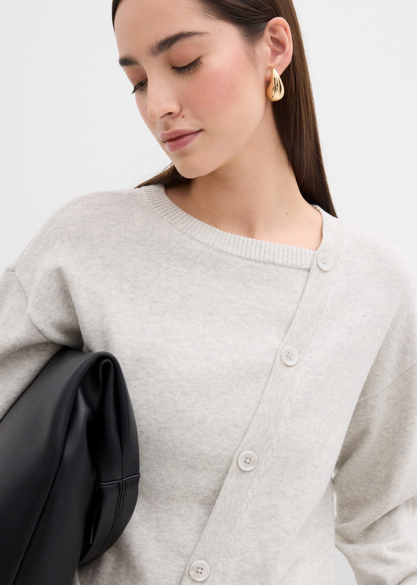 Svetr z jemné pleteniny, s asymetrickou knoflíkovou lištou • šedobéžová melír • bonprix obchod