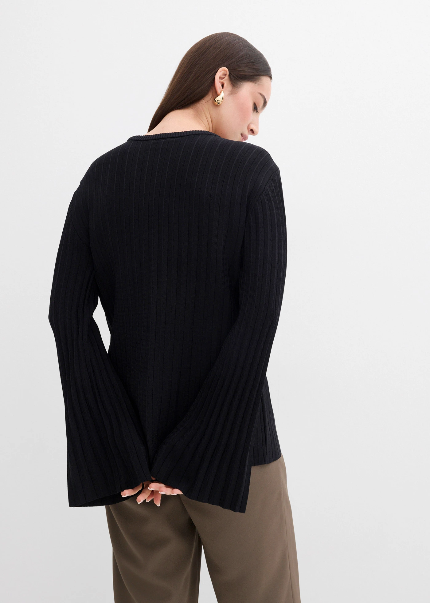 Pull plissé en fine maille en viscose mélangée • noir • Boutique bonprix