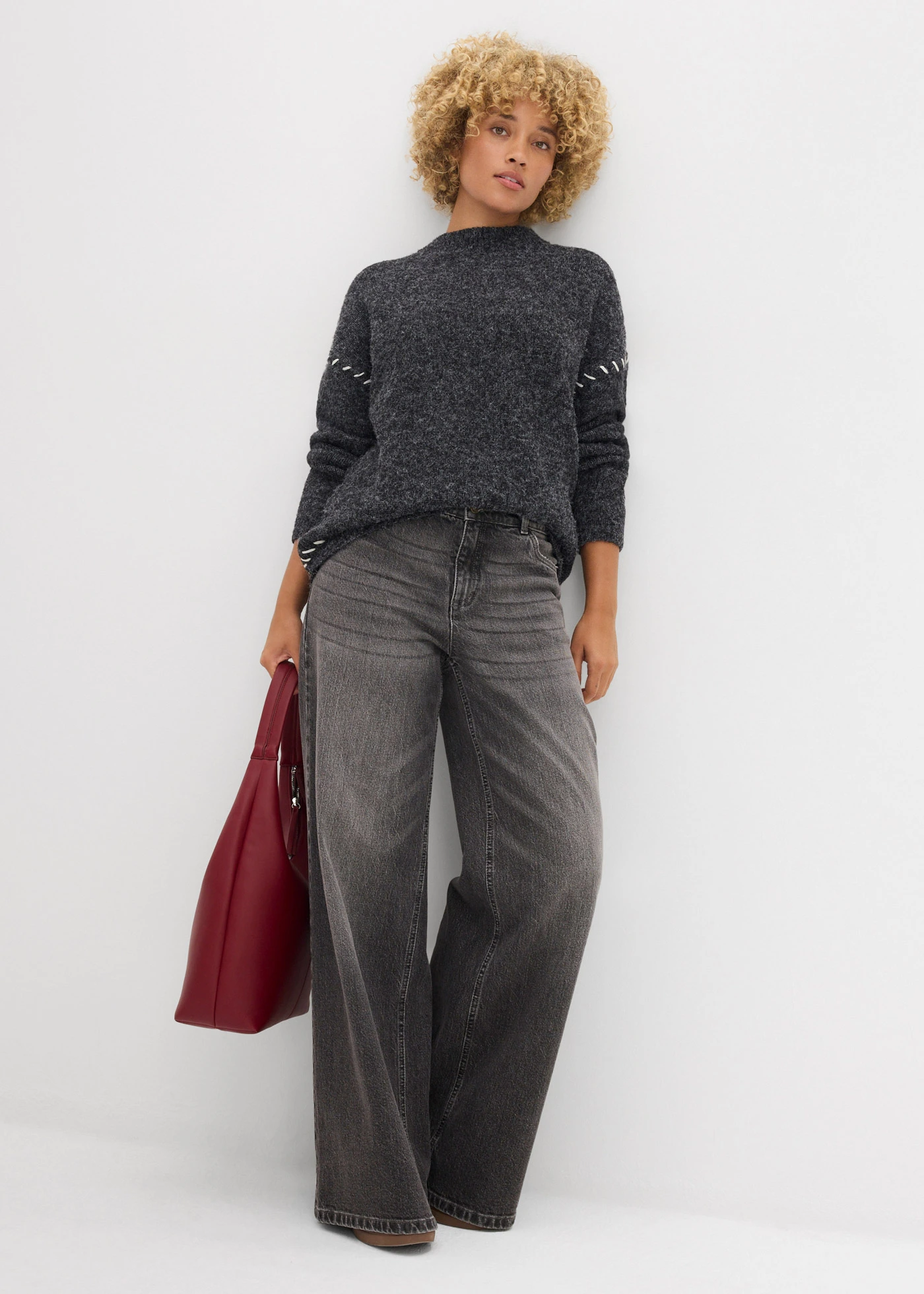 Dlouhý svetr z flaušové příze • černo-přírodní bílá • bonprix obchod