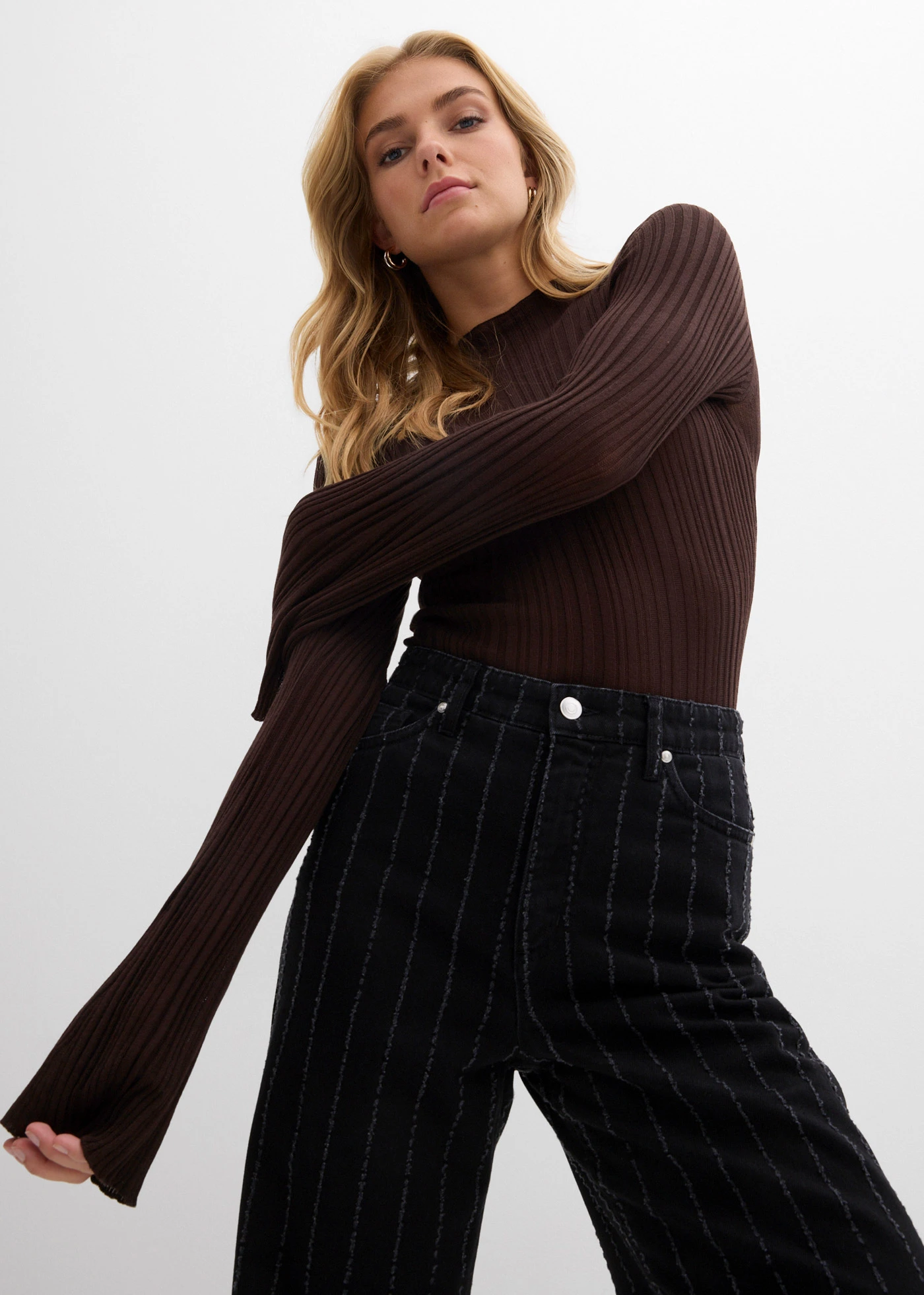 Blugi wide leg High Waist cu efecte destroyed • negru denim uzat • magazin bonprix