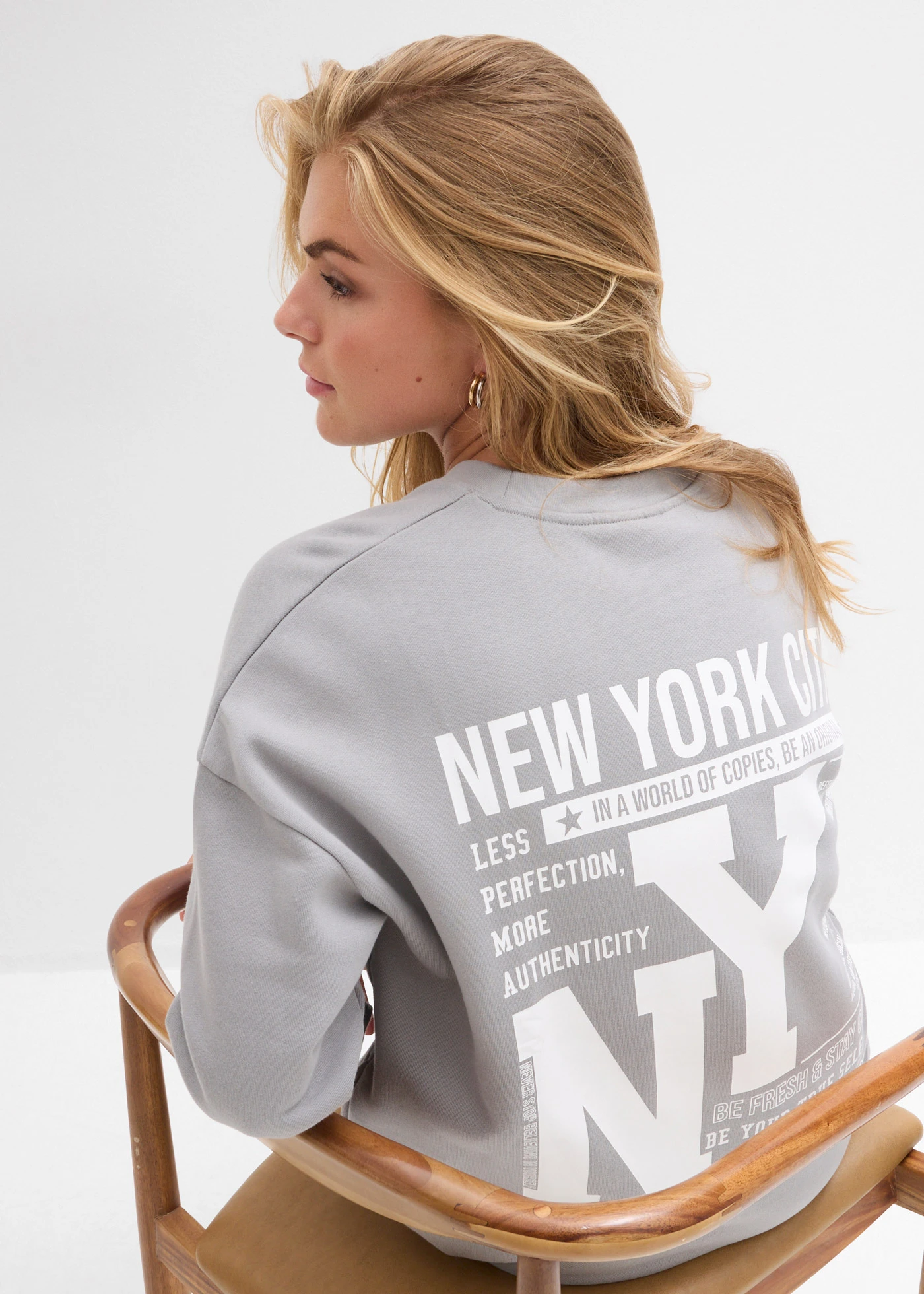 Šaty z teplákoviny z čisté bavlny • stínová šedá s potiskem • bonprix obchod