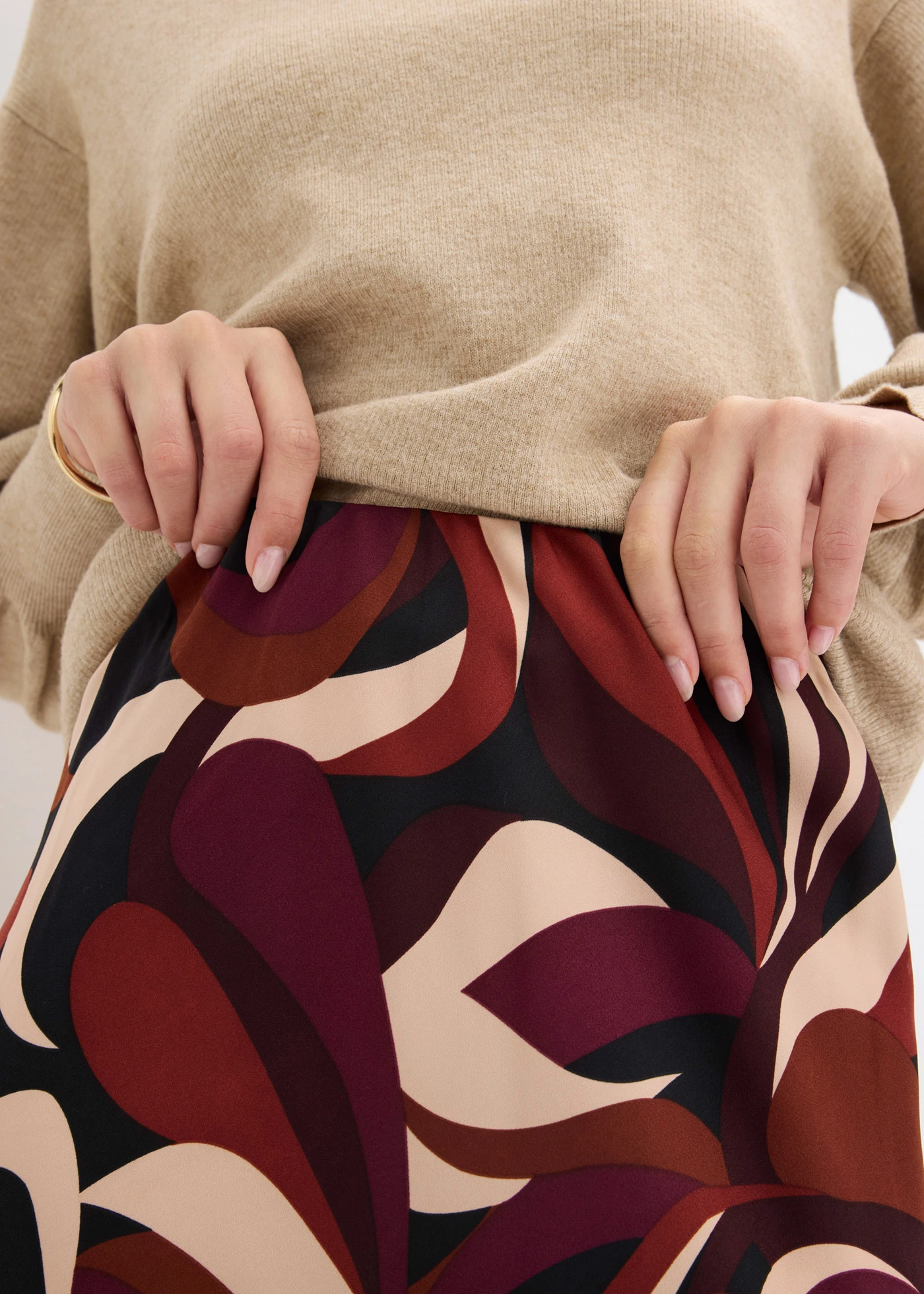 Midi sukně se splývavého saténu • vínovo-matně béžová s potiskem • bonprix obchod