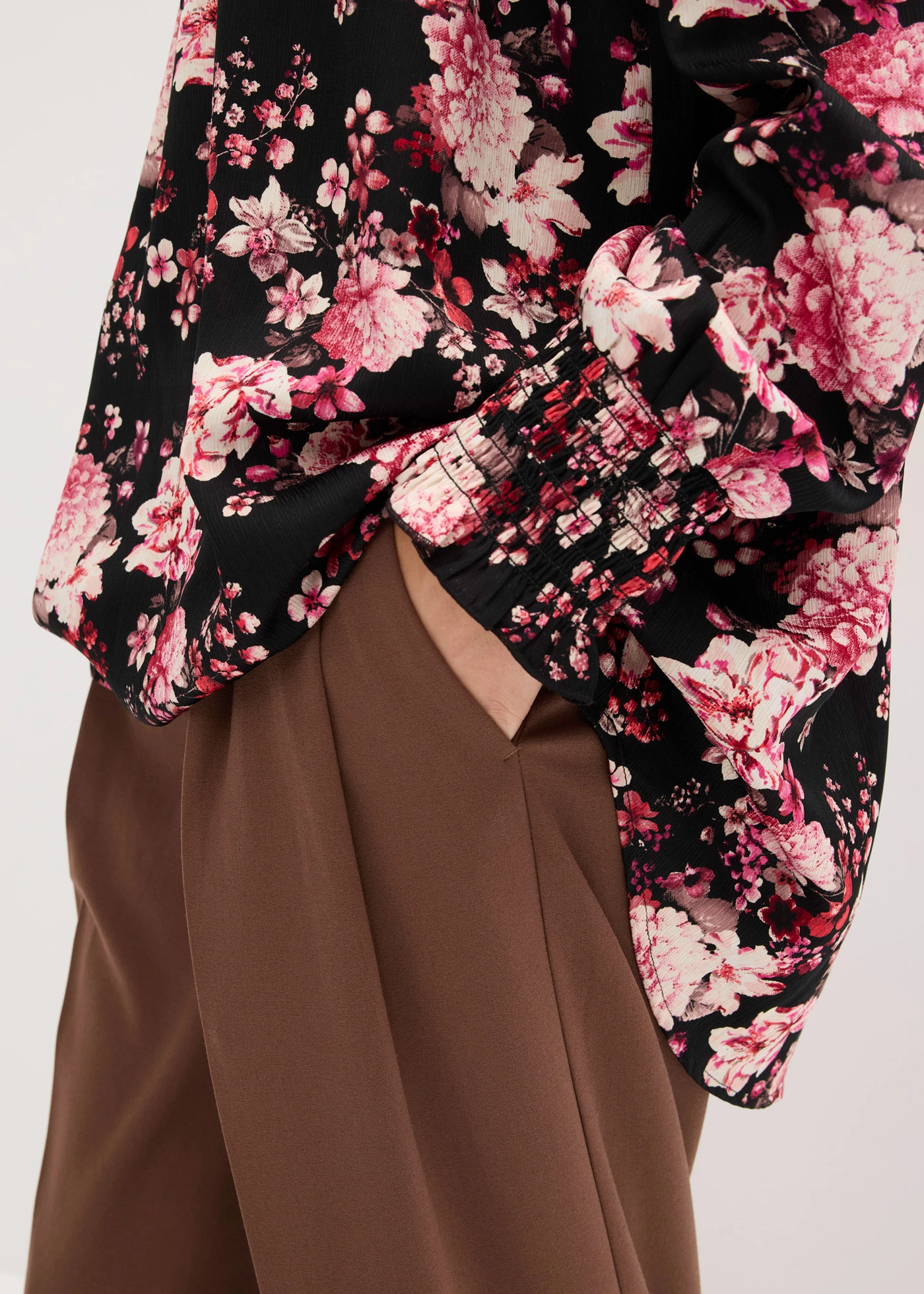 Blouse plus longue derrière • noir floral • Boutique bonprix