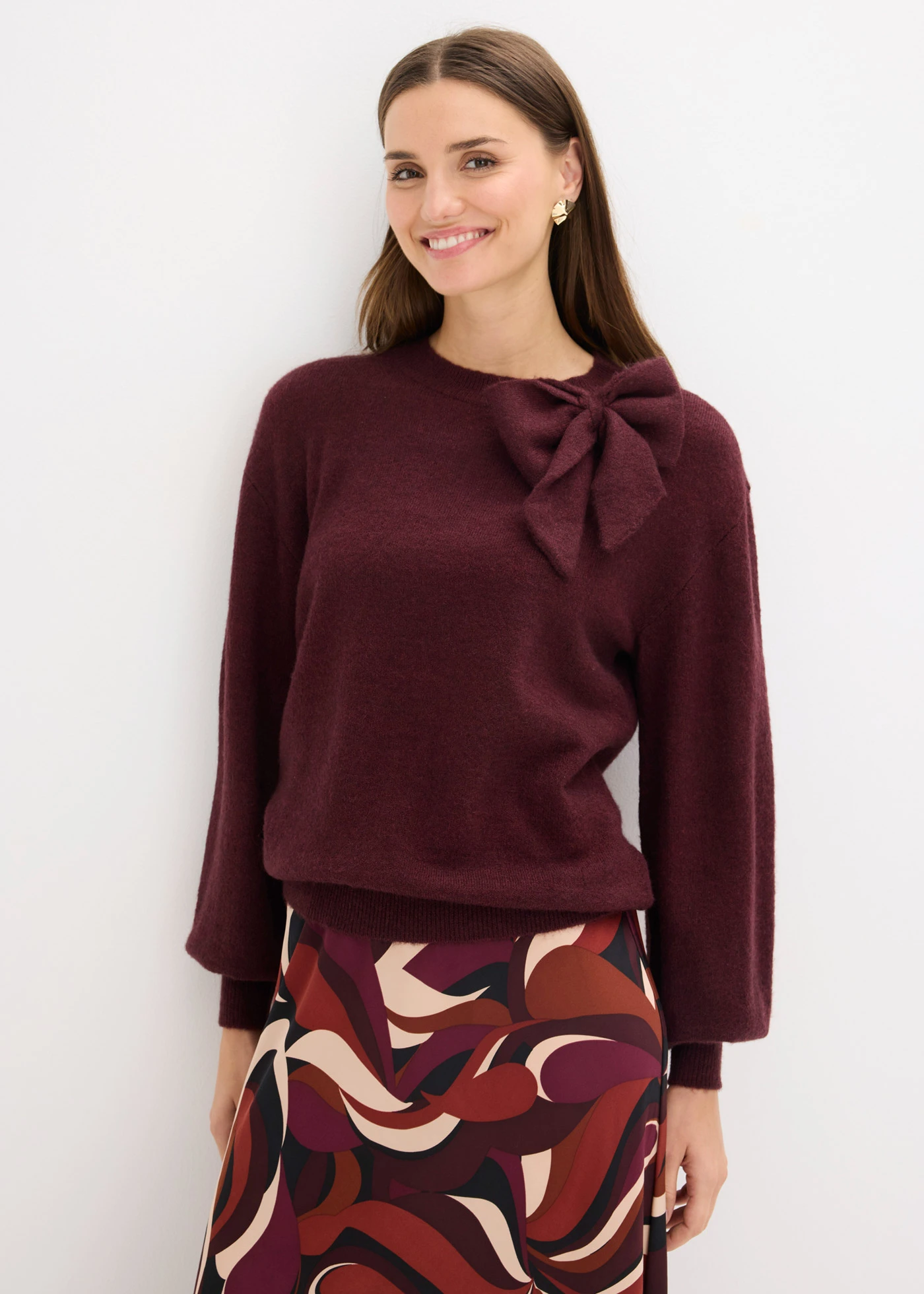 Sweter z ozdobną kokardką • czerwony winny melanż • sklep bonprix