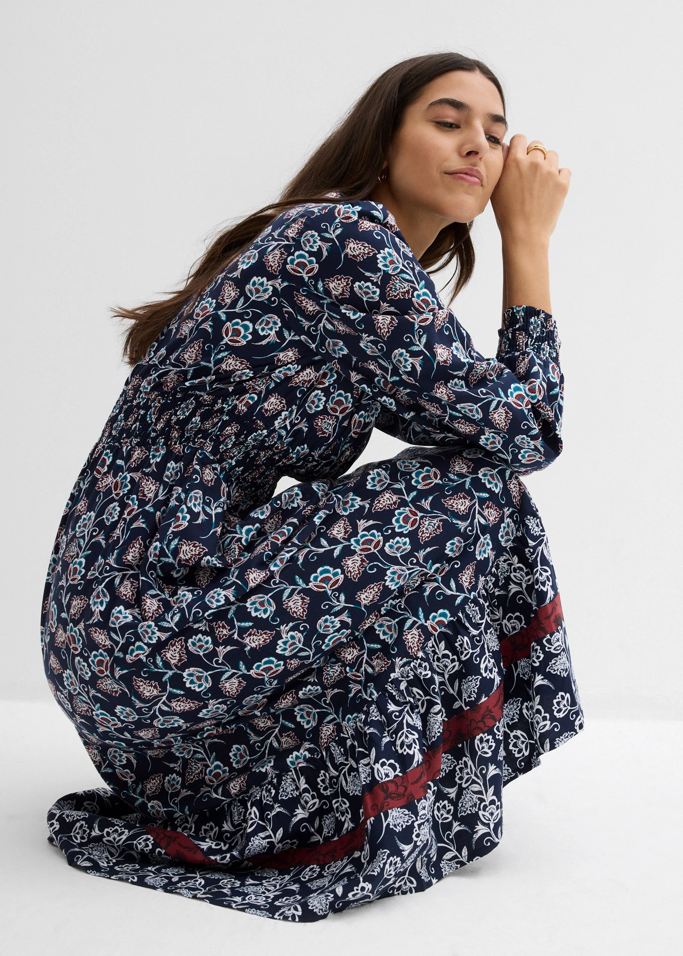 Robe longue en viscose fluide • bleu foncé-écru-rouge châtaigne-turquoise-noir imprimé • Boutique bonprix