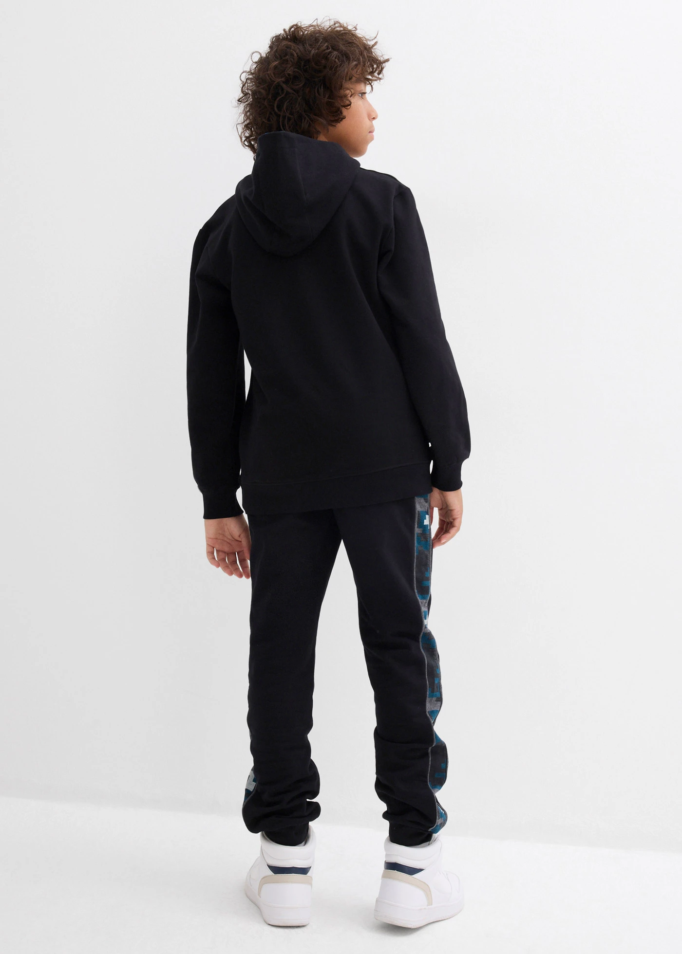 Joggingové kalhoty s organickou bavlnou • černá s grafickým potiskem • bonprix obchod