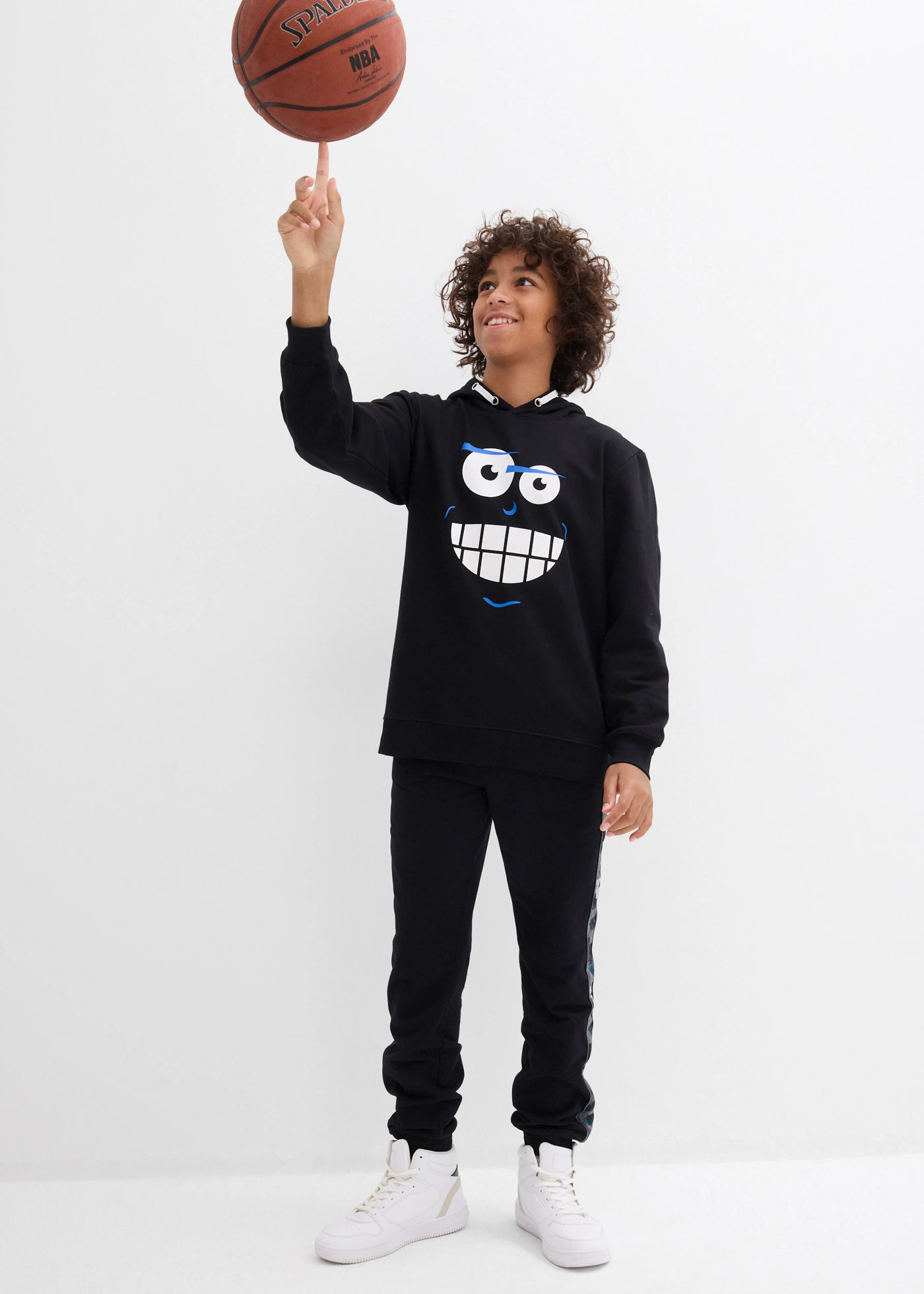 Joggingové kalhoty s organickou bavlnou • černá s grafickým potiskem • bonprix obchod