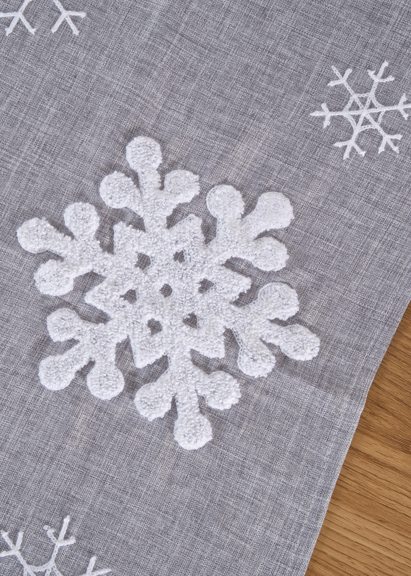 Tafelloper met fluffy sneeuwvlokken • lichtgrijs-wit • bonprix online shop