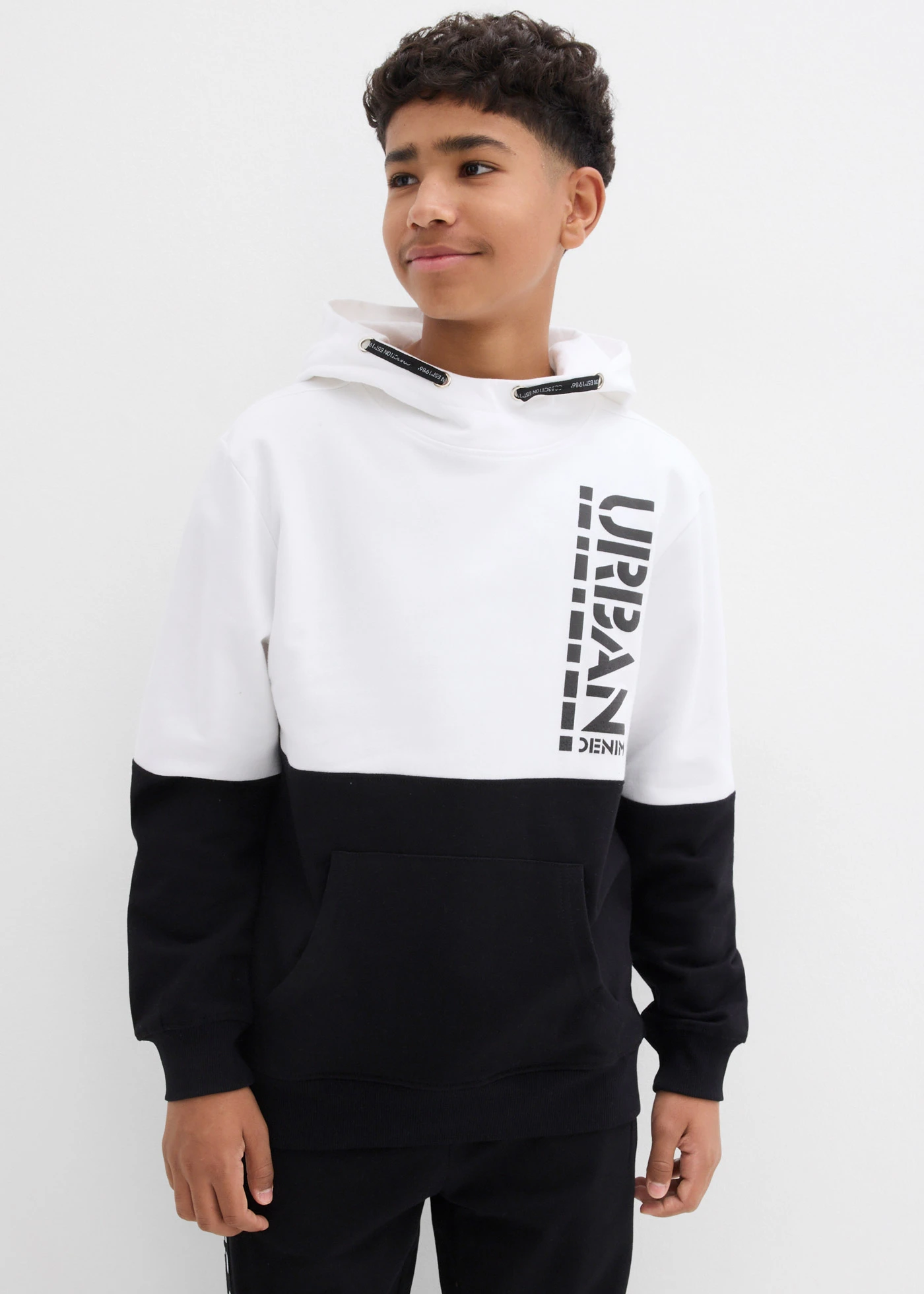 Sweat-shirt à capuche garçon • blanc-noir imprimé • Boutique bonprix