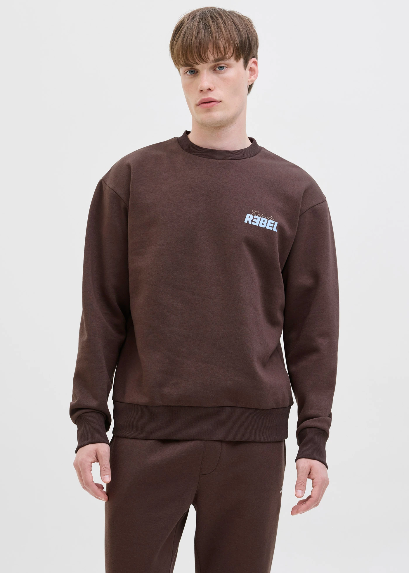 Mikina JJ REBEL s potiskem na zádech • hnědá s potiskem • bonprix obchod