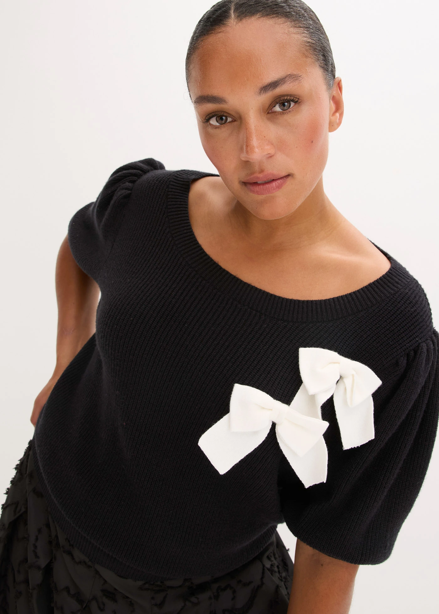 Pull avec application de nœuds • noir plus size • Boutique bonprix