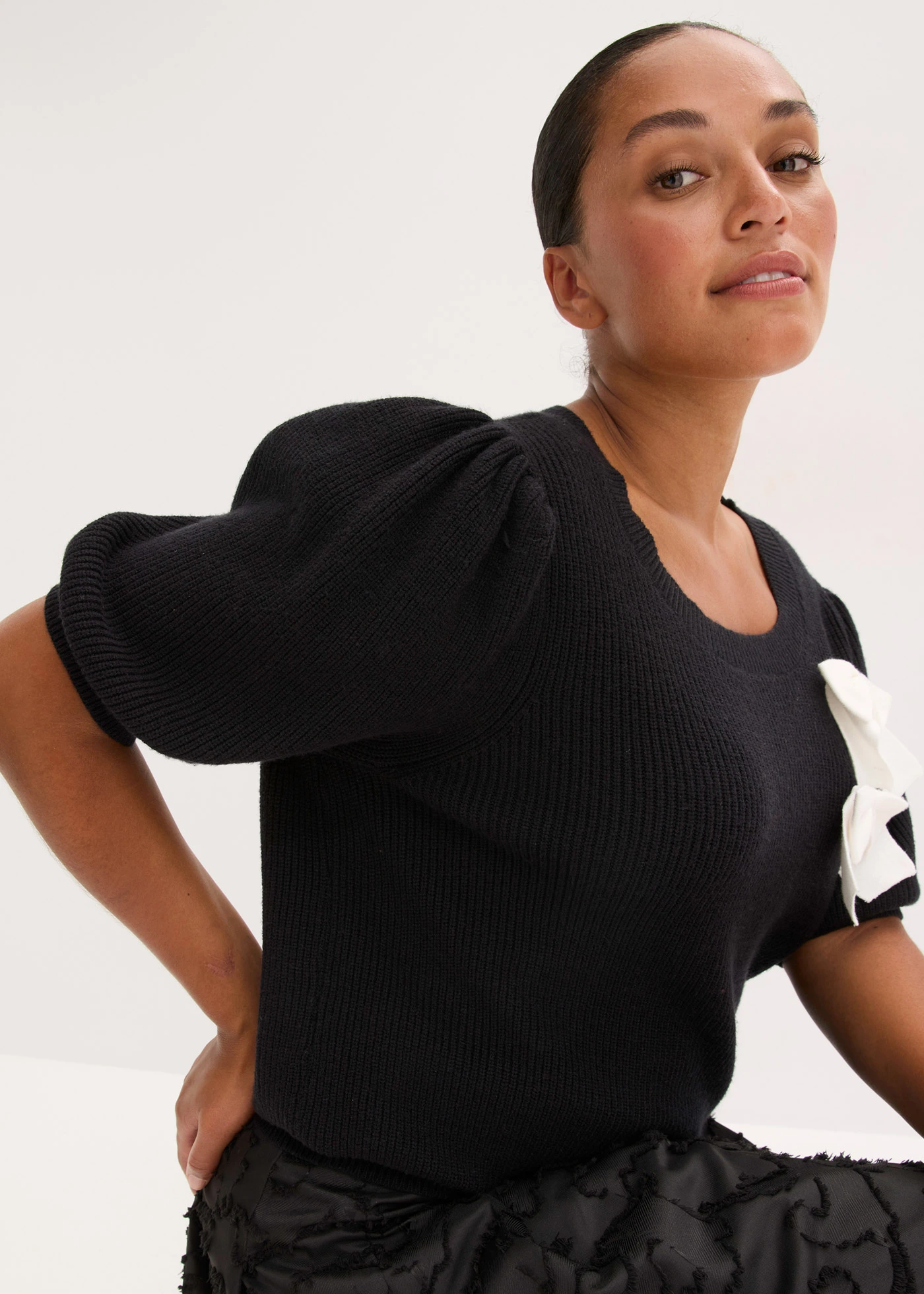Pull avec application de nœuds • noir plus size • Boutique bonprix