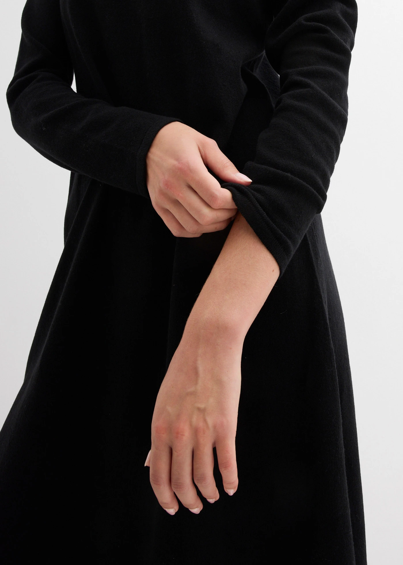 Pletené šaty v áčkové linii • černá • bonprix obchod